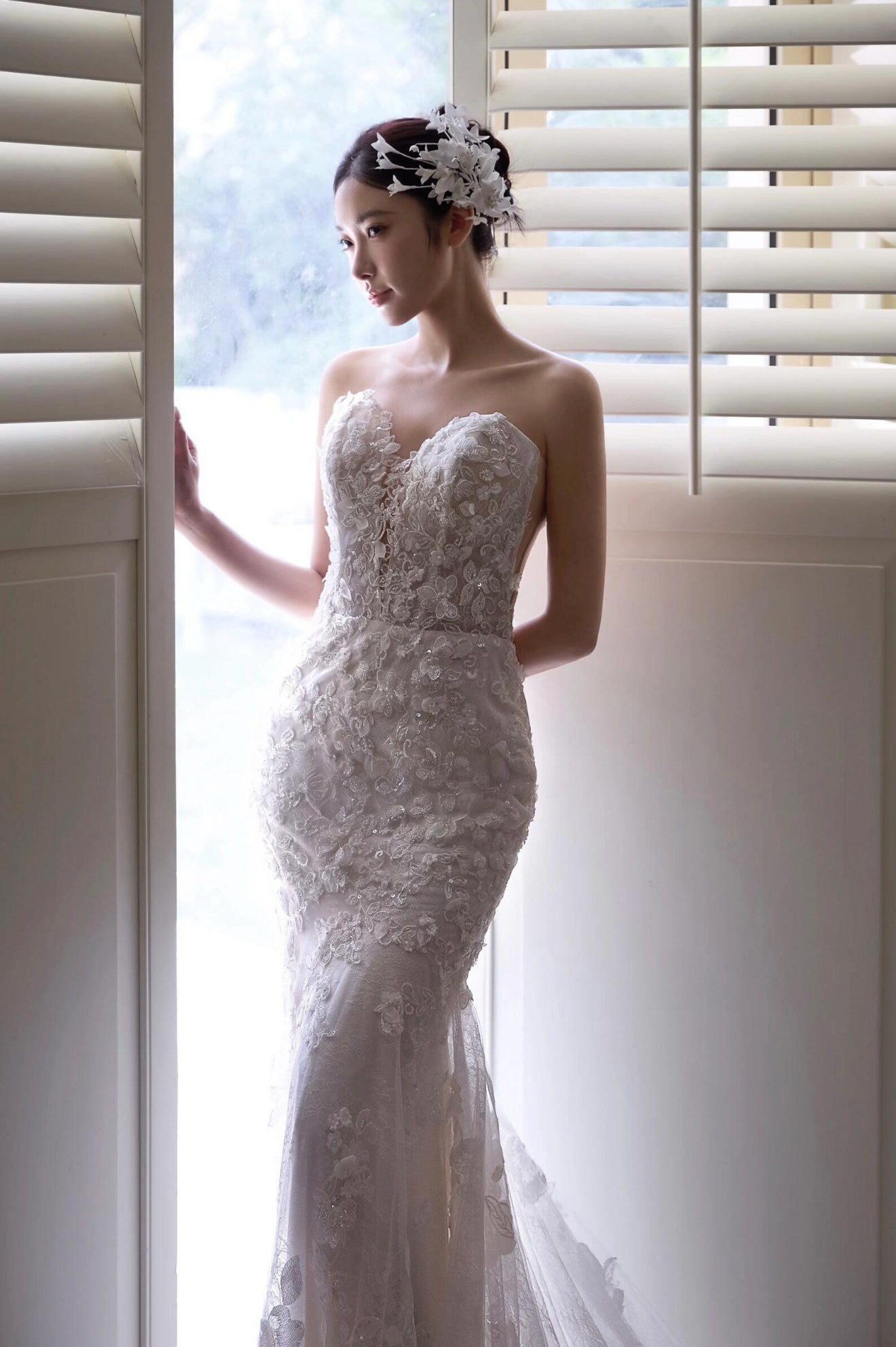 Off Shoulder Deep V Mermaid Wedding Dress Handmade 3D Floral Lace Long Cathedral Train Bridal Gown With Lace Edge Veil