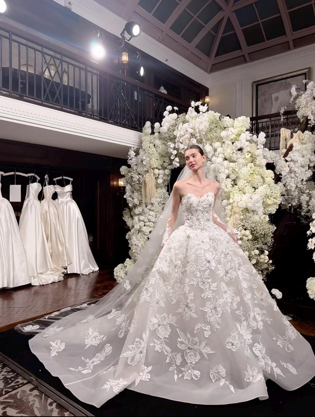 Haute Couture 3D Floral Lace Strapless Luxury Wedding Gown with Detachable Sleeves