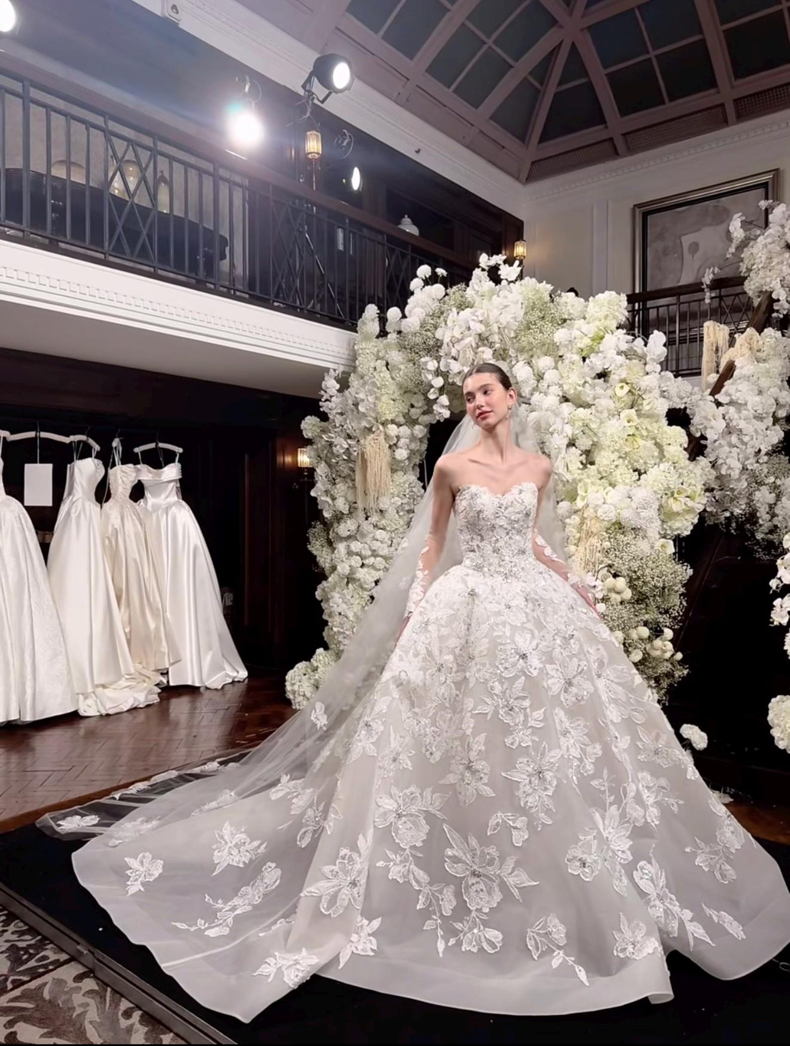 Haute Couture 3D Floral Lace Strapless Luxury Wedding Gown with Detachable Sleeves