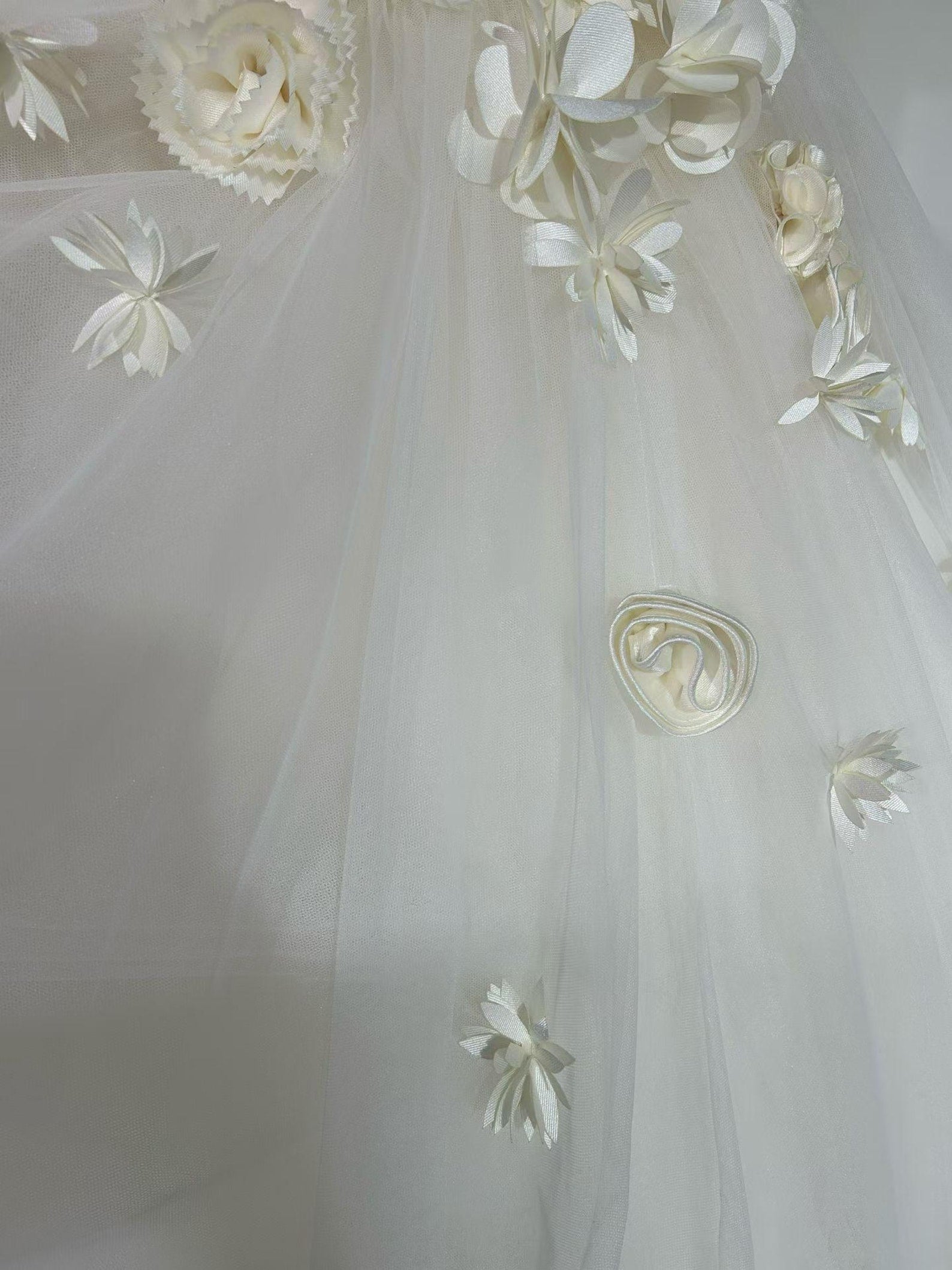 Luxury Handmade Flower Applique Tulle Bridal Gown