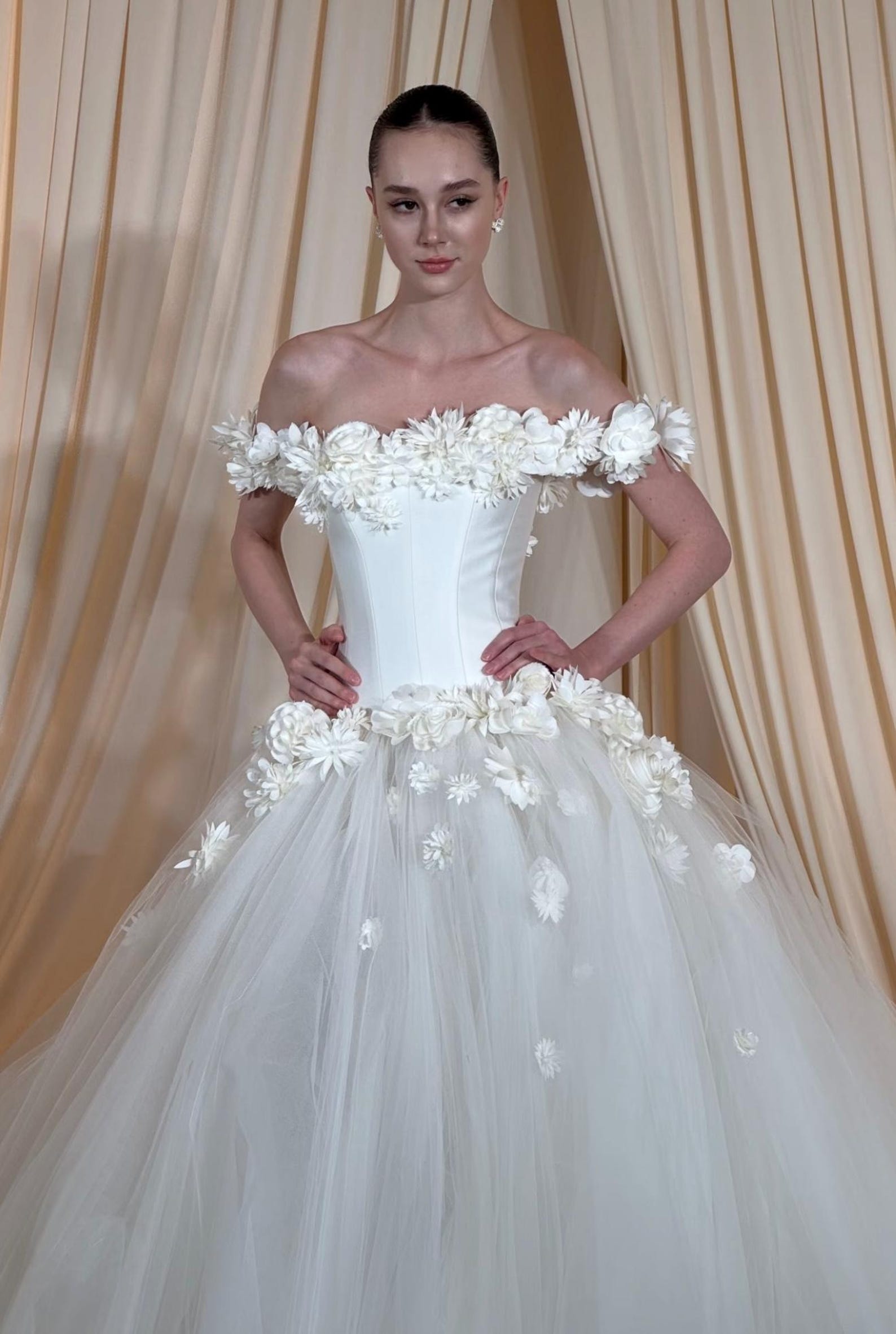 Luxury Handmade Flower Applique Tulle Bridal Gown