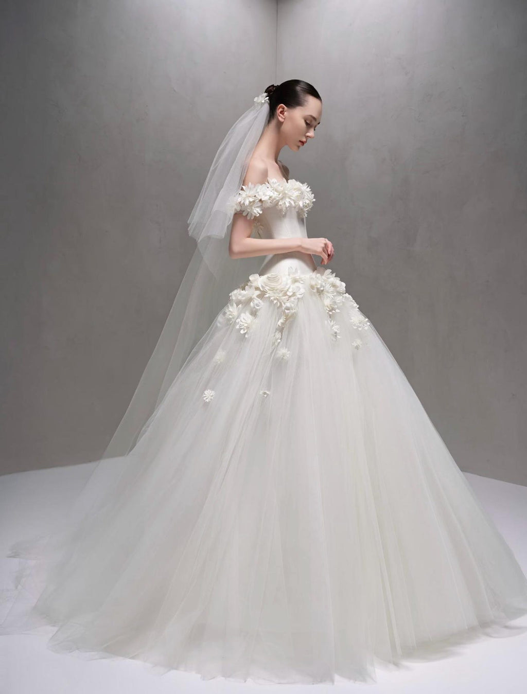 Luxury Handmade Flower Applique Tulle Bridal Gown