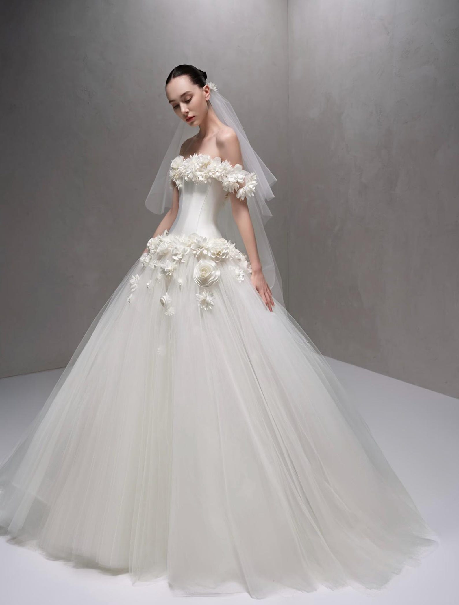 Luxury Handmade Flower Applique Tulle Bridal Gown