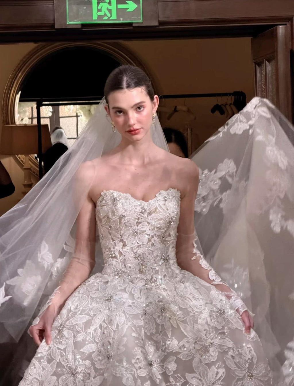Haute Couture 3D Floral Lace Strapless Luxury Wedding Gown with Detachable Sleeves