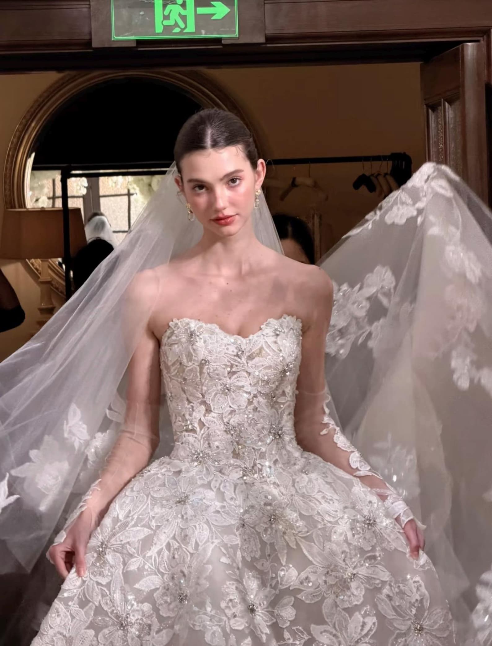 Haute Couture 3D Floral Lace Strapless Luxury Wedding Gown with Detachable Sleeves