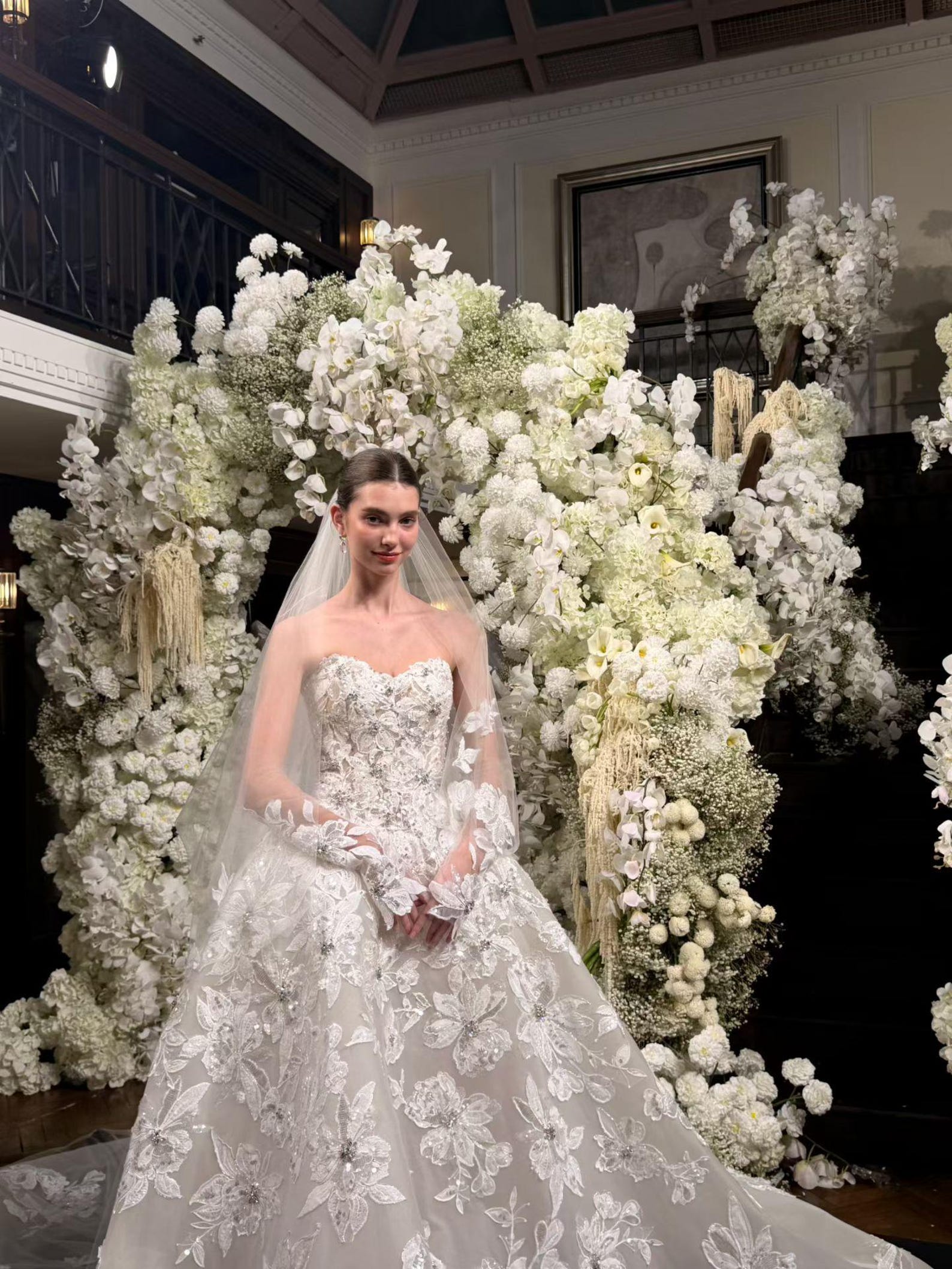 Haute Couture 3D Floral Lace Strapless Luxury Wedding Gown with Detachable Sleeves
