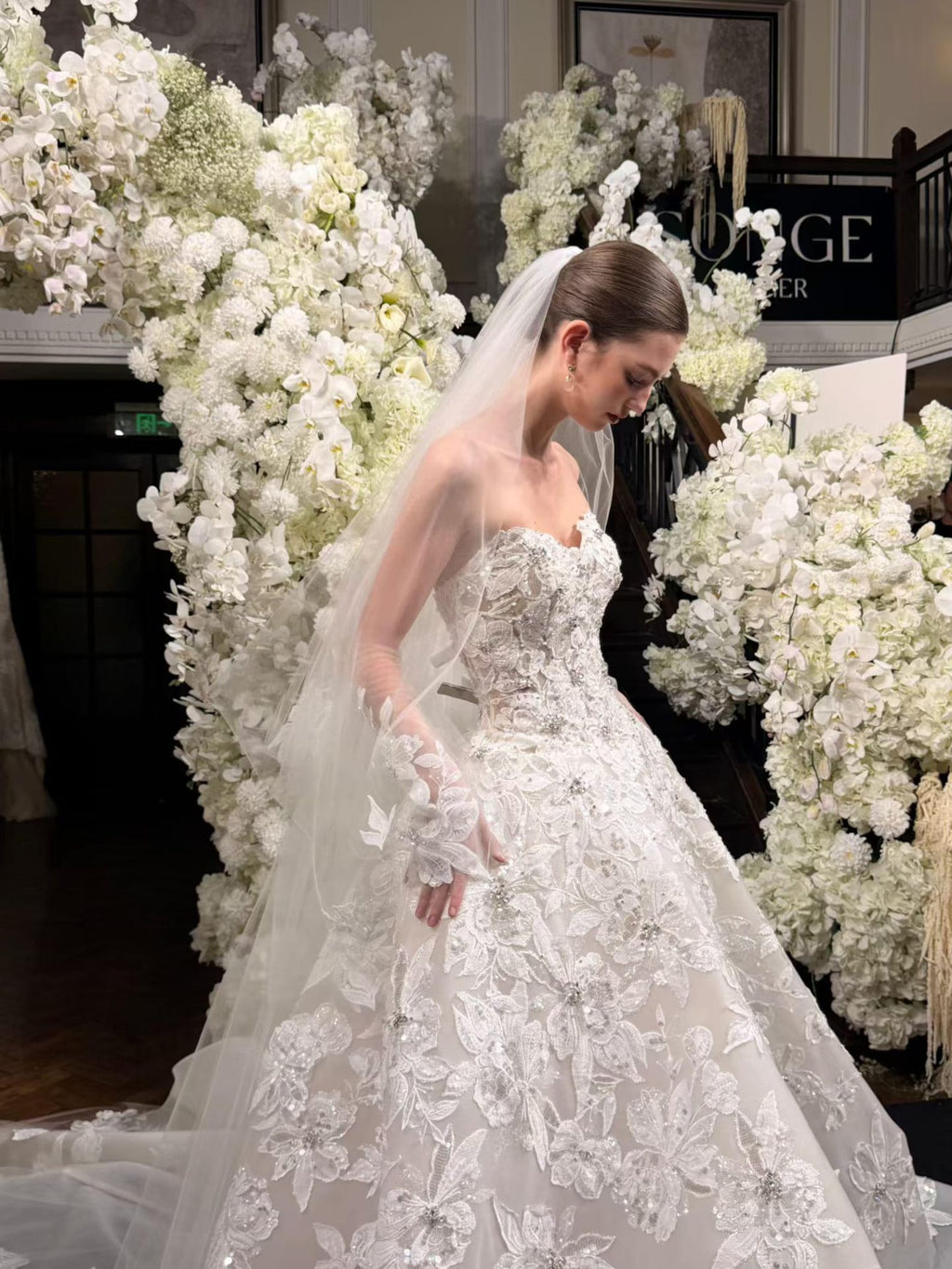 Haute Couture 3D Floral Lace Strapless Luxury Wedding Gown with Detachable Sleeves