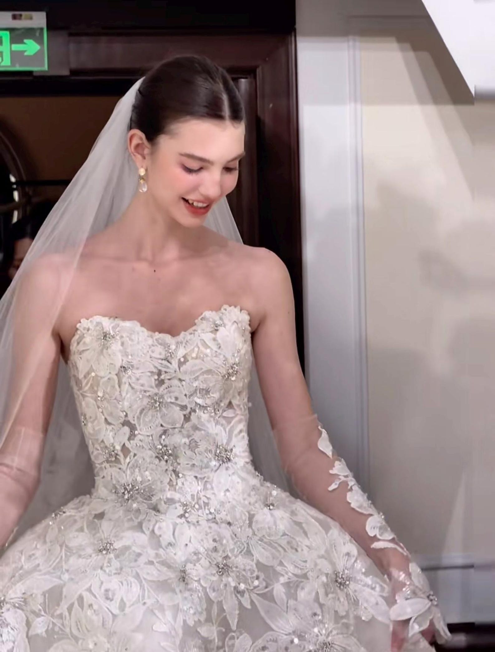 Haute Couture 3D Floral Lace Strapless Luxury Wedding Gown with Detachable Sleeves