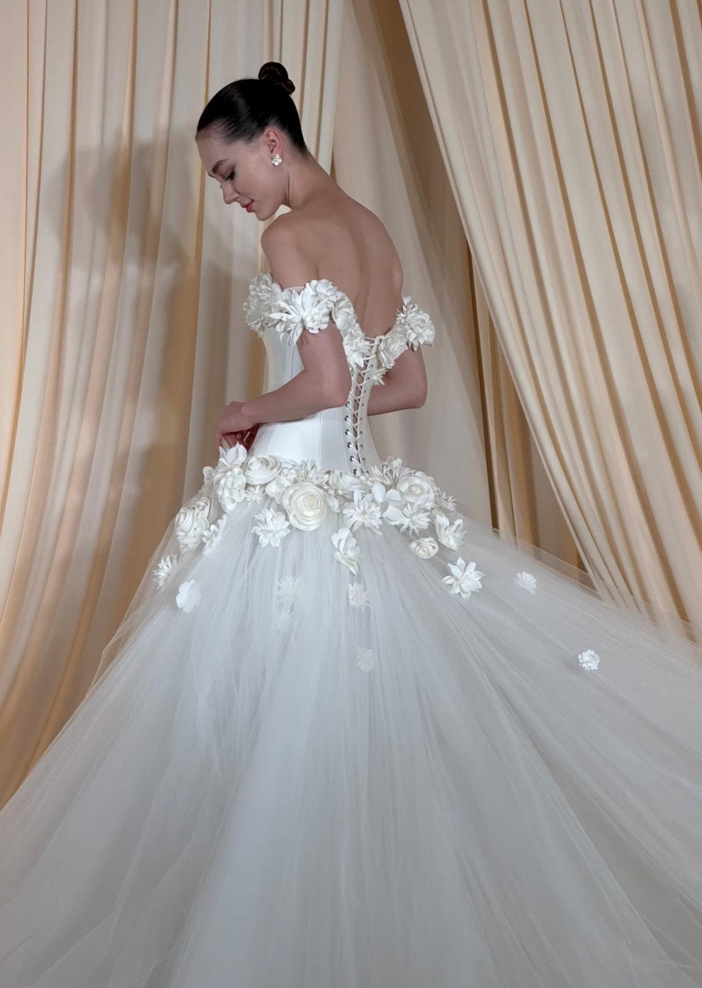 Luxury Handmade Flower Applique Tulle Bridal Gown