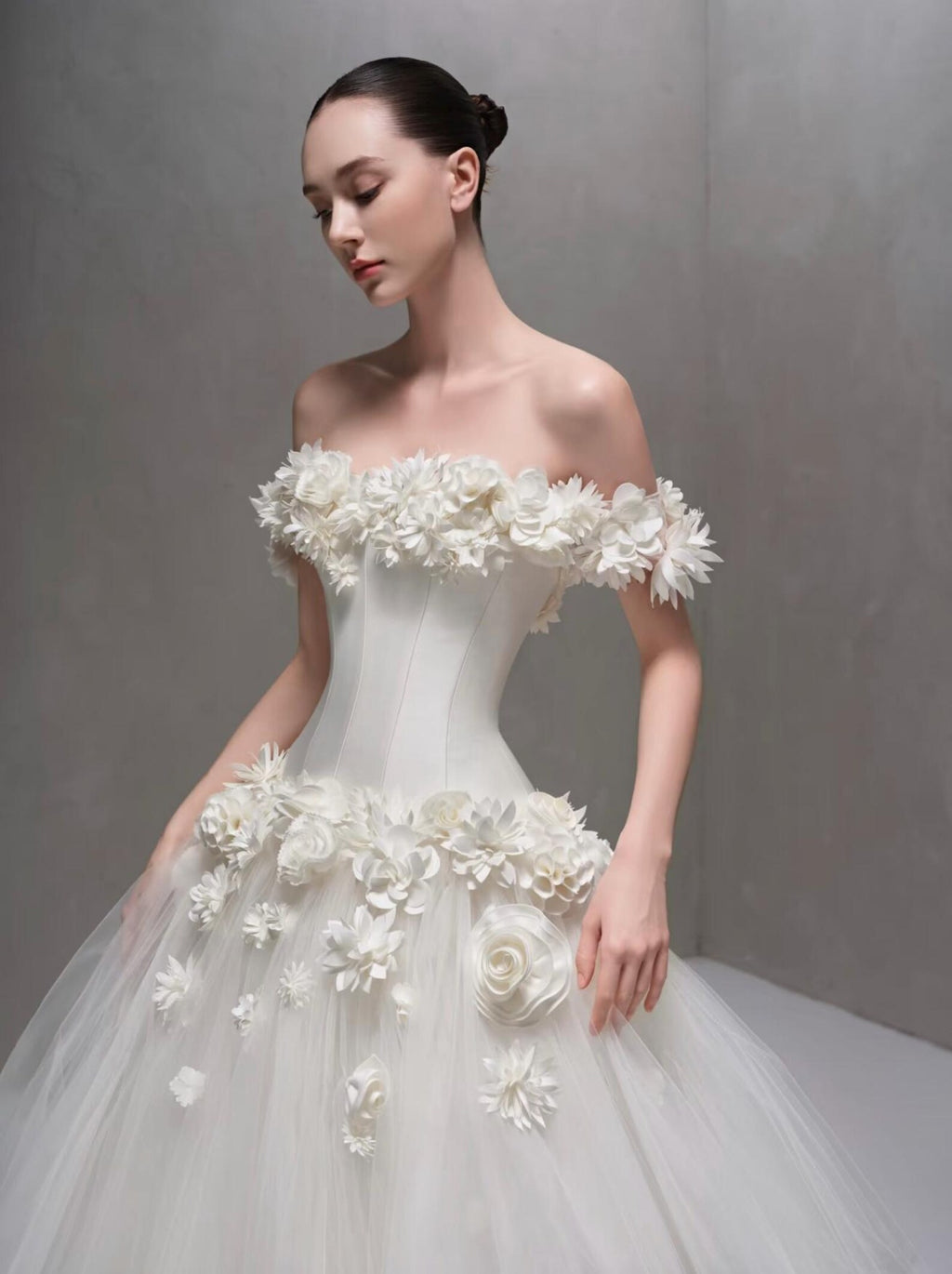 Luxury Handmade Flower Applique Tulle Bridal Gown