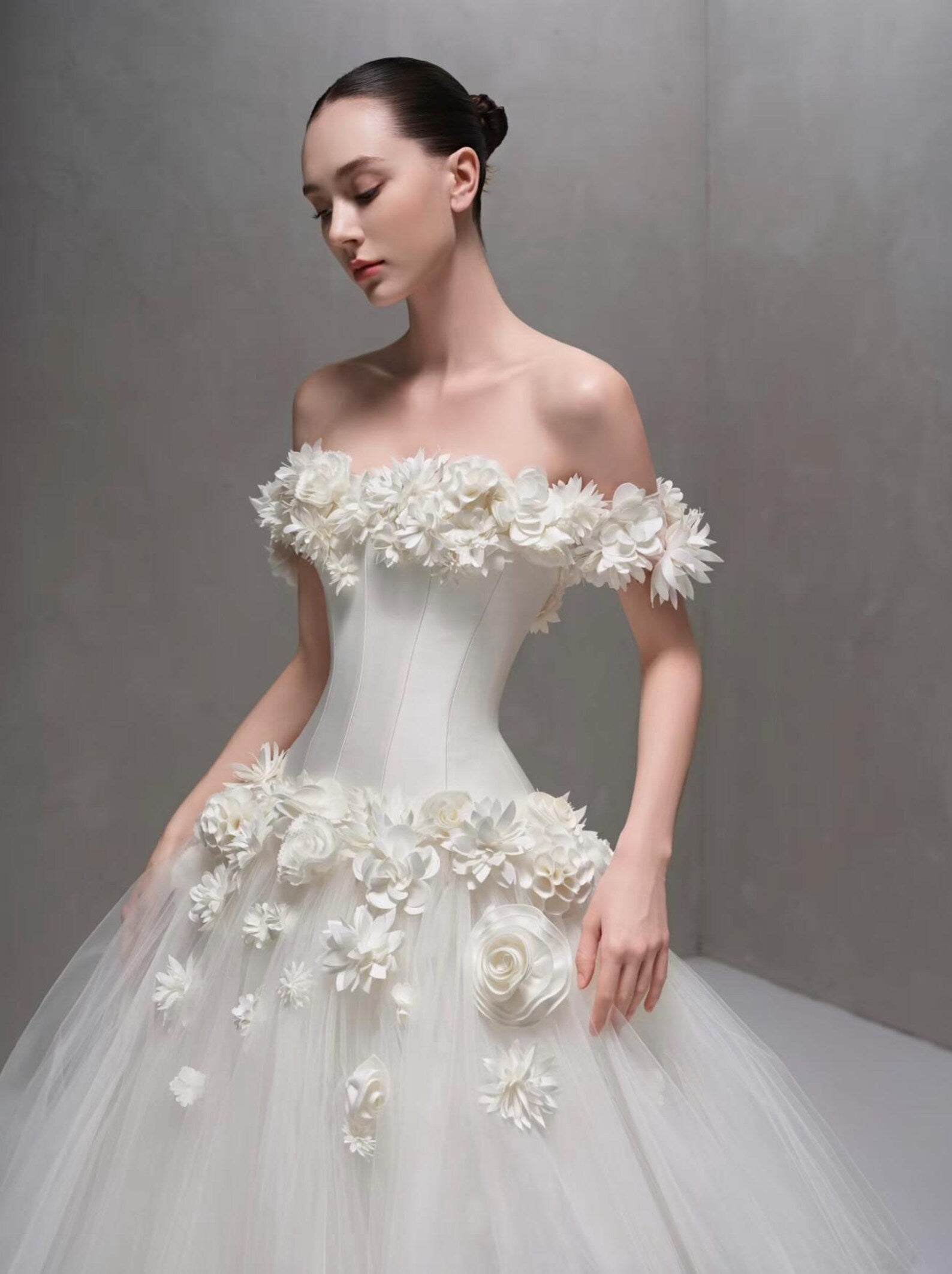 Luxury Handmade Flower Applique Tulle Bridal Gown