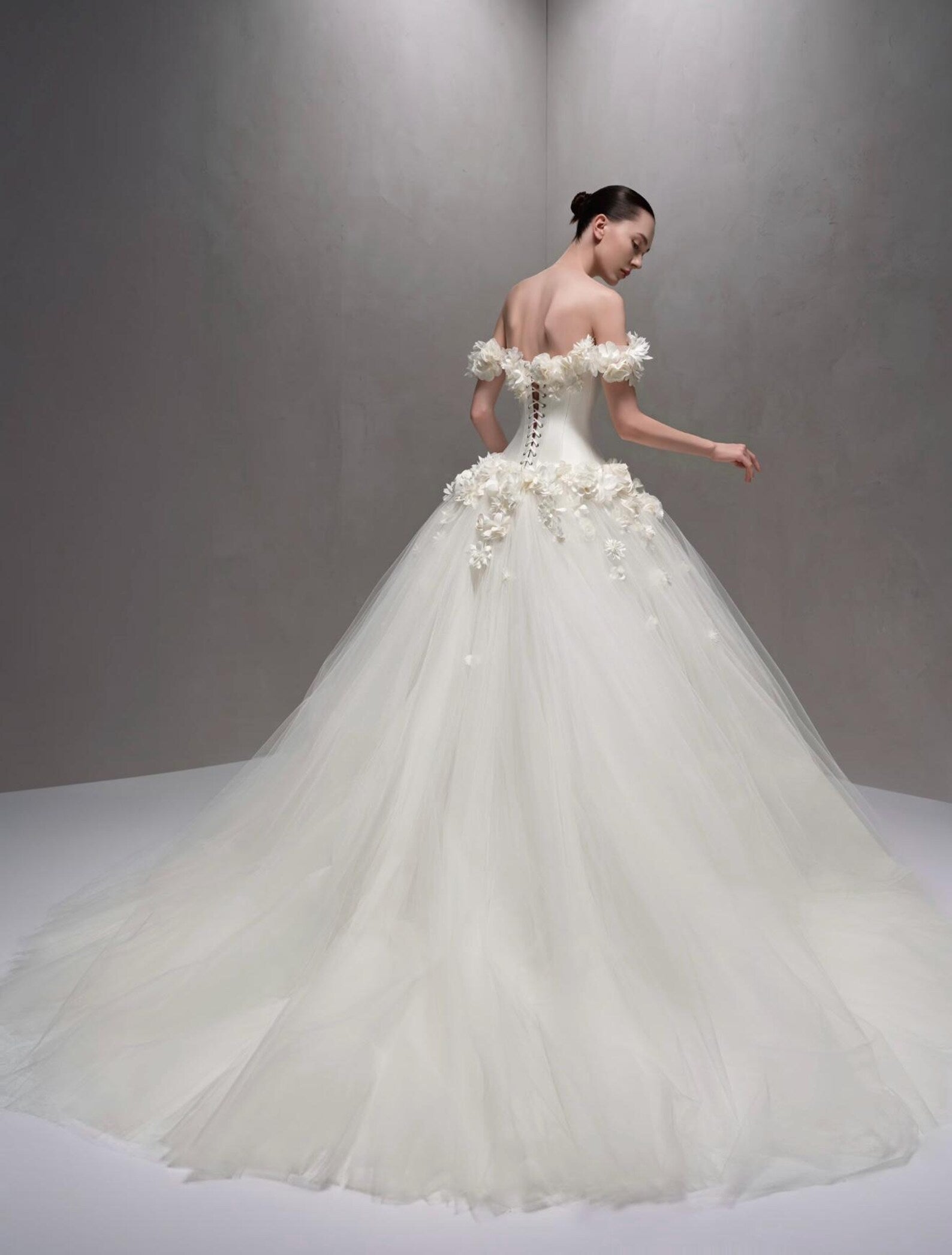 Luxury Handmade Flower Applique Tulle Bridal Gown