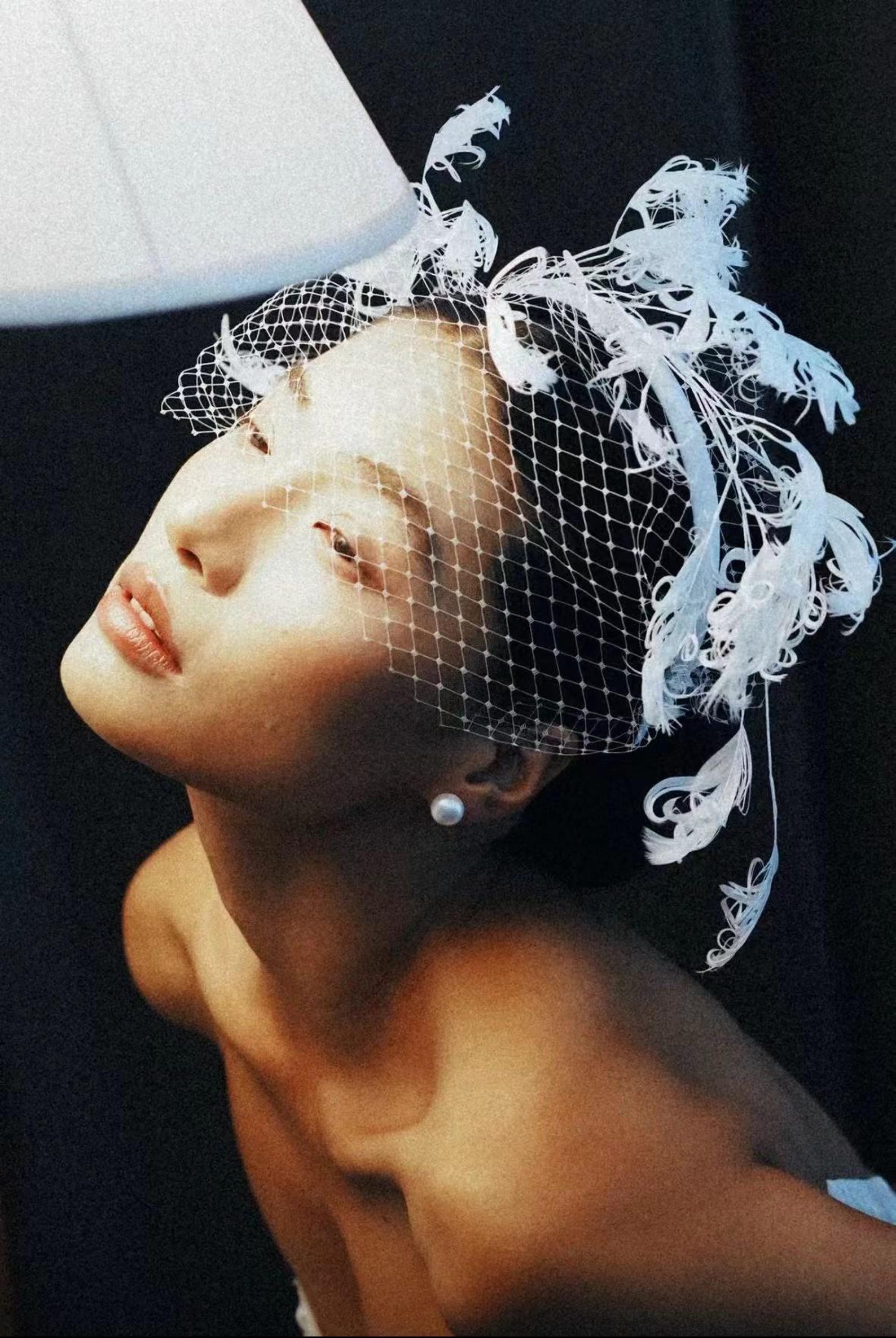 White Curly Ostrich Feather Birdcage Veil, 1920s Flapper Bridal Fascinator Vintage French Net Wedding Blusher Headpiece