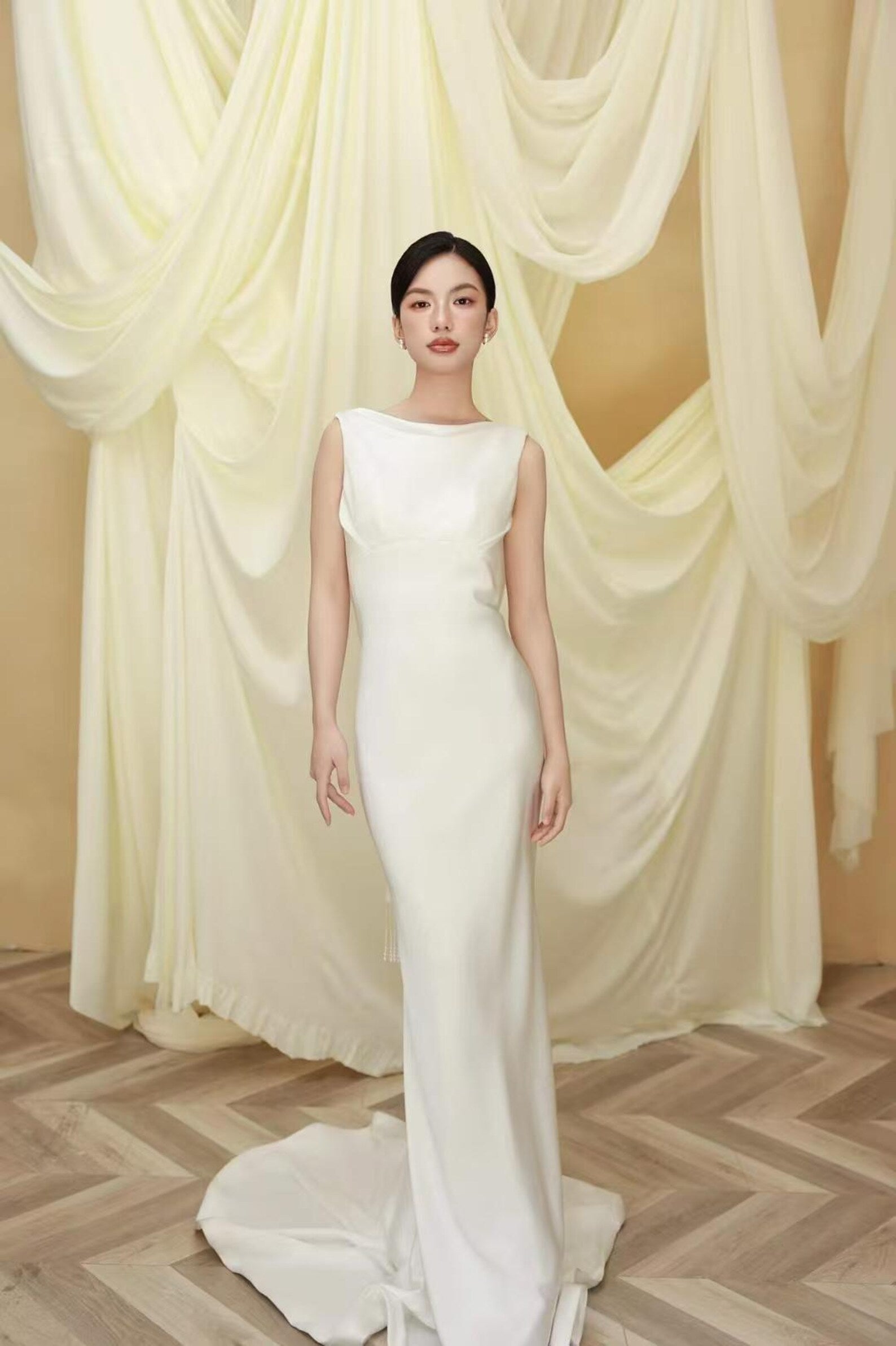 Matte Satin Mermaid Wedding Gown，Boat Neck，Low Back Draped Bow，Pearl Tassel Train，Sleeveless Minimalist Bridal Dress