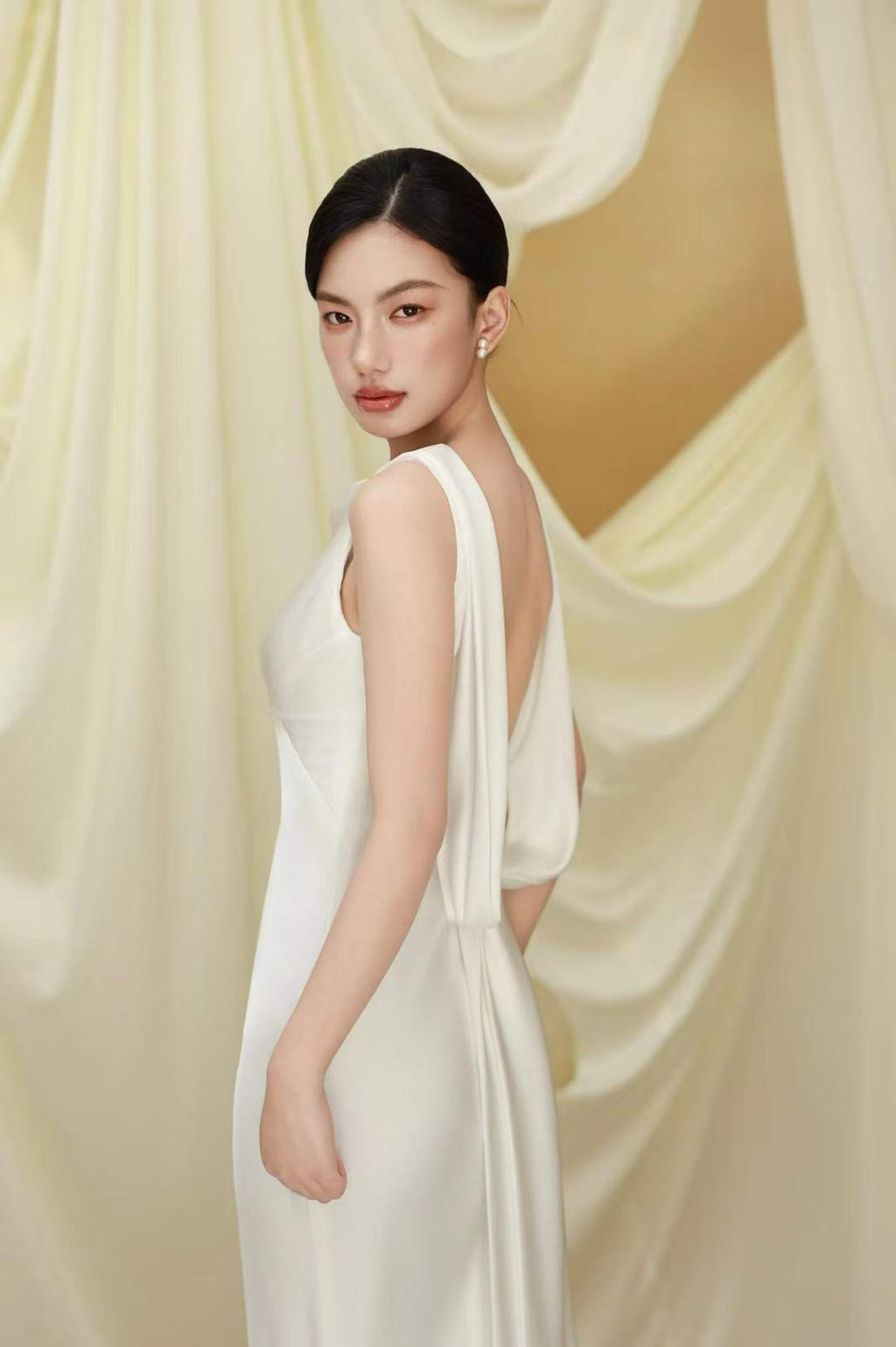 Matte Satin Mermaid Wedding Gown，Boat Neck，Low Back Draped Bow，Pearl Tassel Train，Sleeveless Minimalist Bridal Dress