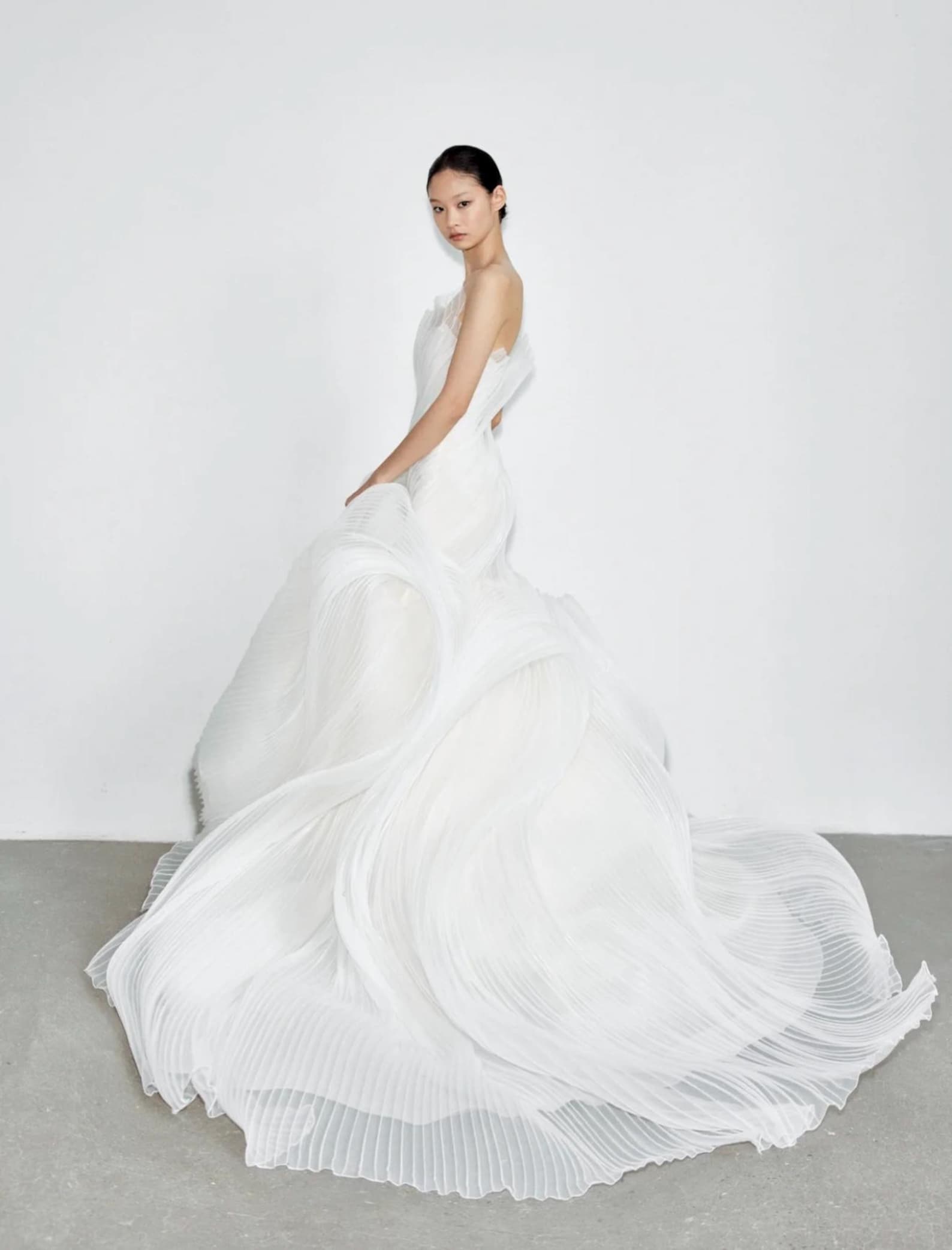 Minimalist Strapless Pleated Mermaid Wedding Gown, Ruffle Trim Neckline Chiffon Fit-and-Flare Bridal Dress With Dramatic Train