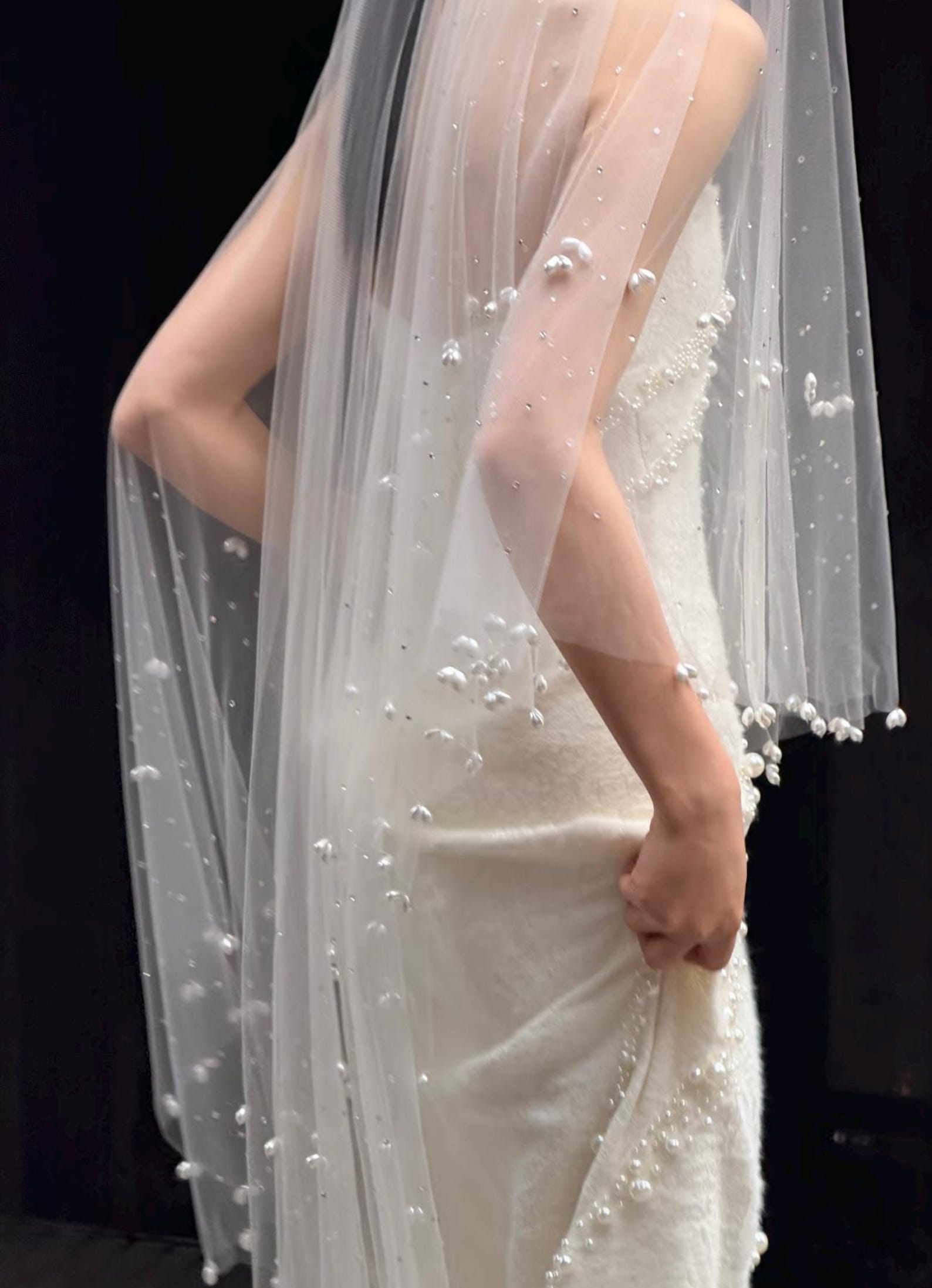 Minimalist Sheer Tulle Wedding Veil, Scattered Crystals & Teardrop Pearl Trim Bridal Veil, Short Fingertip Beaded Veil for Bridal Photoshoot