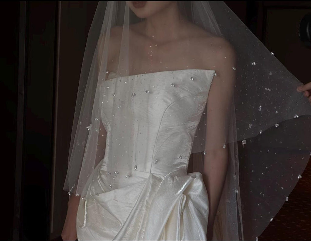 Minimalist Sheer Tulle Wedding Veil, Scattered Crystals & Teardrop Pearl Trim Bridal Veil, Short Fingertip Beaded Veil for Bridal Photoshoot