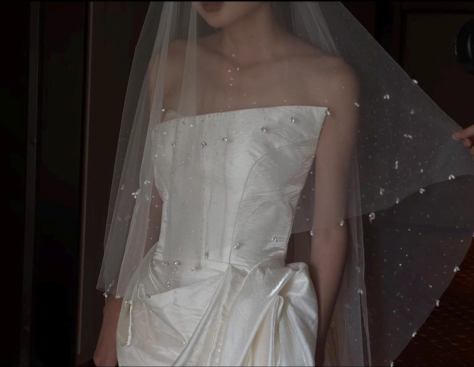 Minimalist Sheer Tulle Wedding Veil, Scattered Crystals & Teardrop Pearl Trim Bridal Veil, Short Fingertip Beaded Veil for Bridal Photoshoot