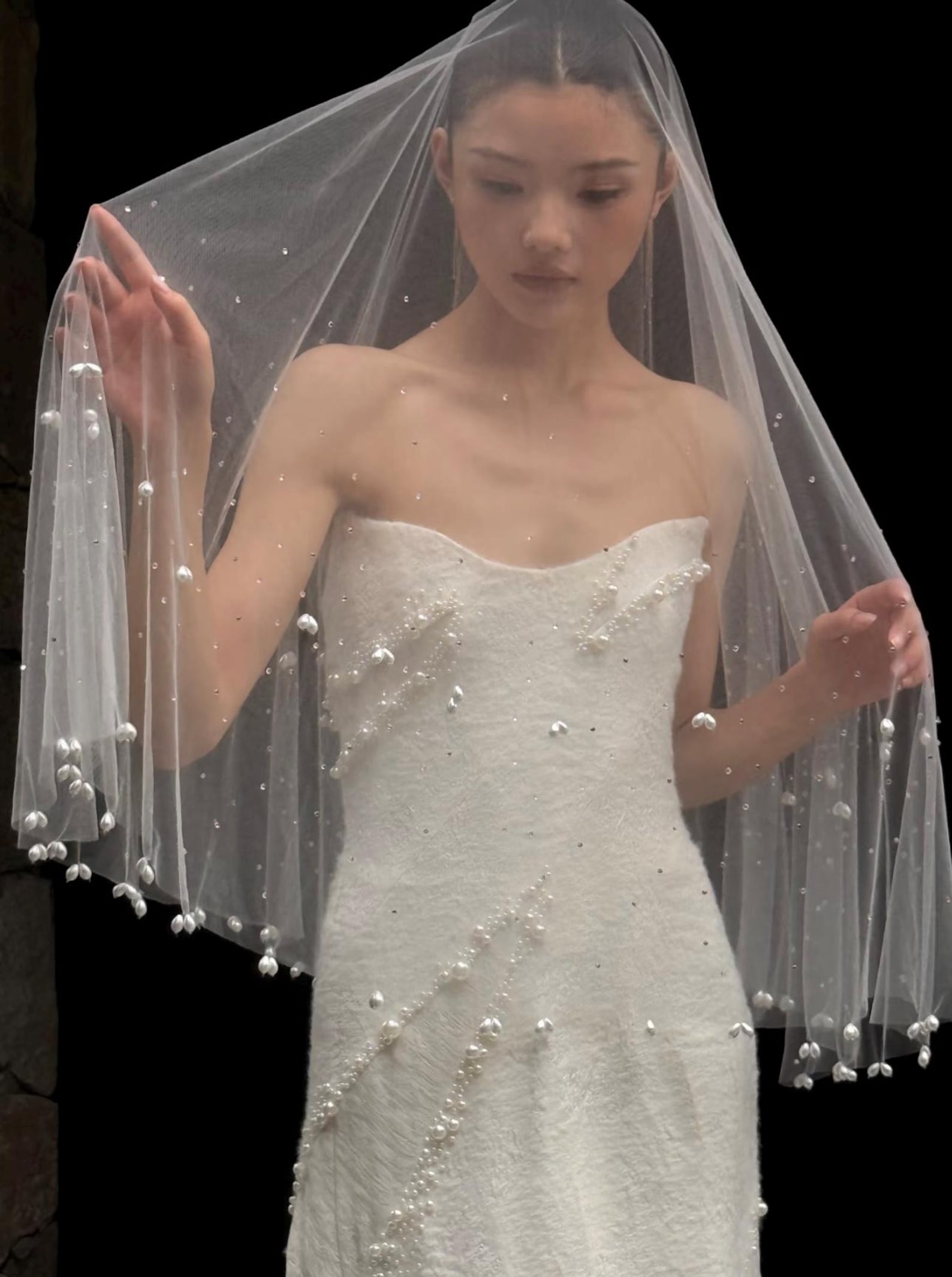 Minimalist Sheer Tulle Wedding Veil, Scattered Crystals & Teardrop Pearl Trim Bridal Veil, Short Fingertip Beaded Veil for Bridal Photoshoot