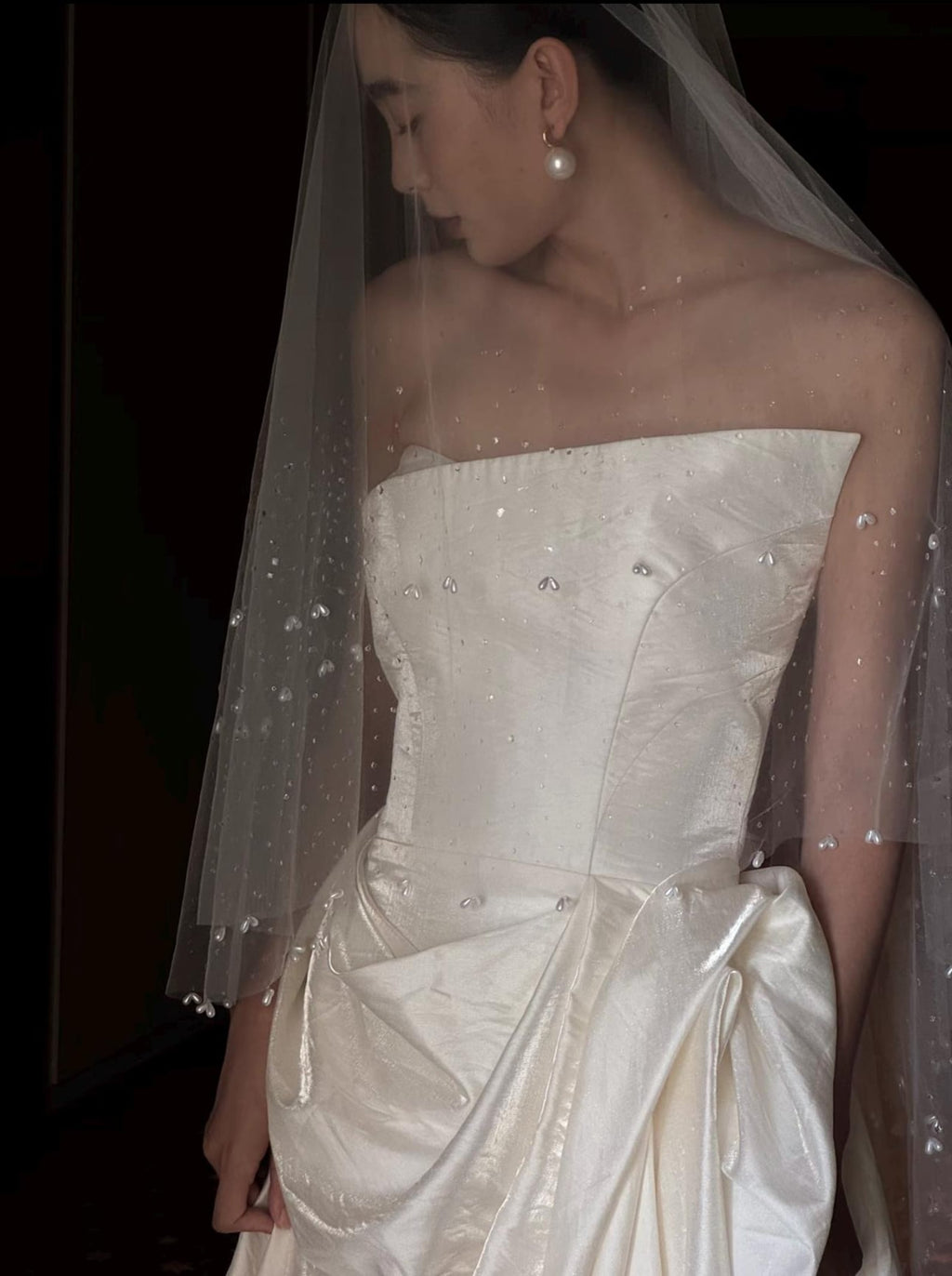 Minimalist Sheer Tulle Wedding Veil, Scattered Crystals & Teardrop Pearl Trim Bridal Veil, Short Fingertip Beaded Veil for Bridal Photoshoot