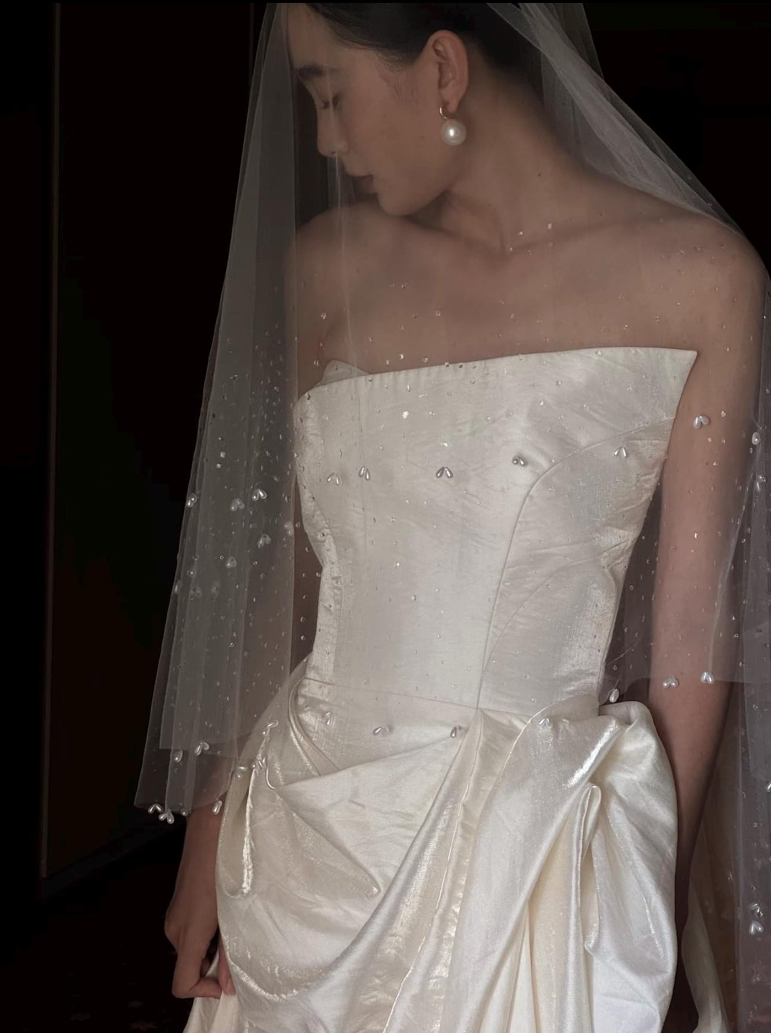 Minimalist Sheer Tulle Wedding Veil, Scattered Crystals & Teardrop Pearl Trim Bridal Veil, Short Fingertip Beaded Veil for Bridal Photoshoot