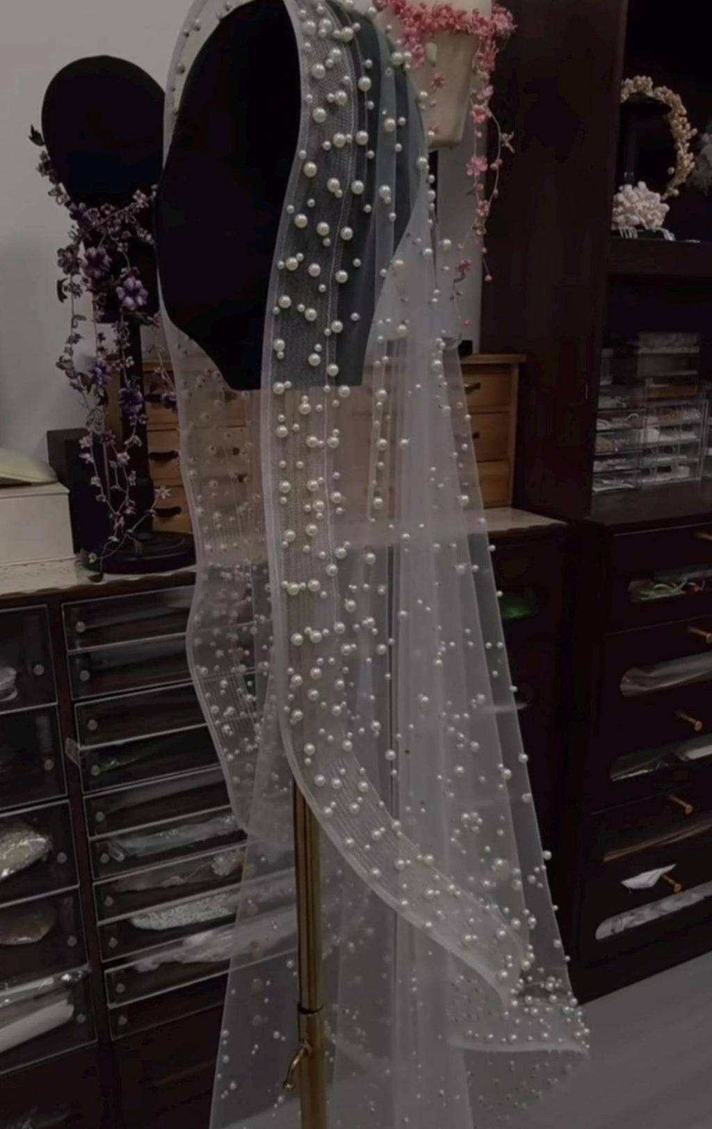 Scattered Pearl Wedding Veil, Dotted Pearl Tulle Bridal Veil, Cascading Beaded Pearl Veil, Sparkly Pearl Edge Bride Veil with Comb