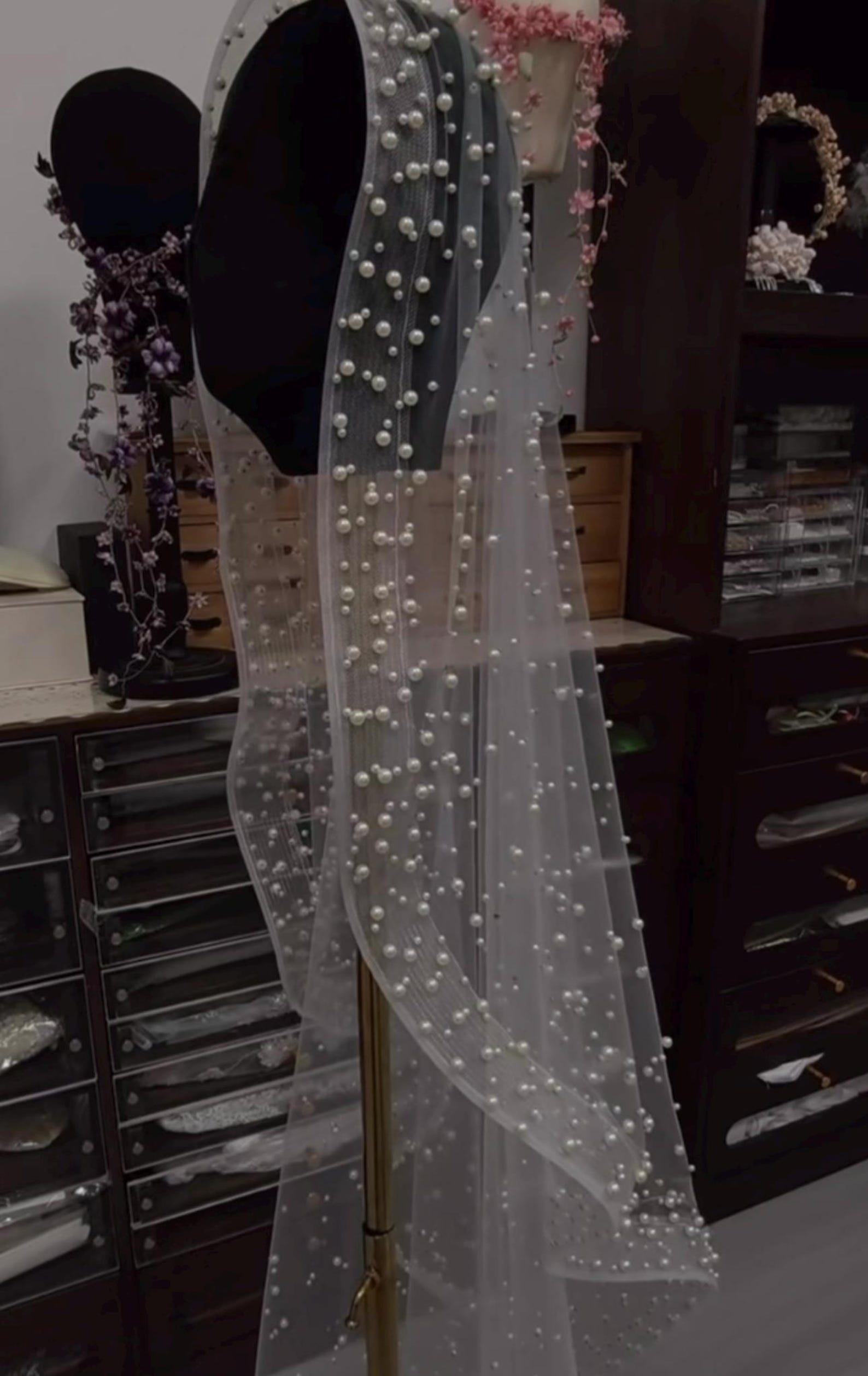 Scattered Pearl Wedding Veil, Dotted Pearl Tulle Bridal Veil, Cascading Beaded Pearl Veil, Sparkly Pearl Edge Bride Veil with Comb