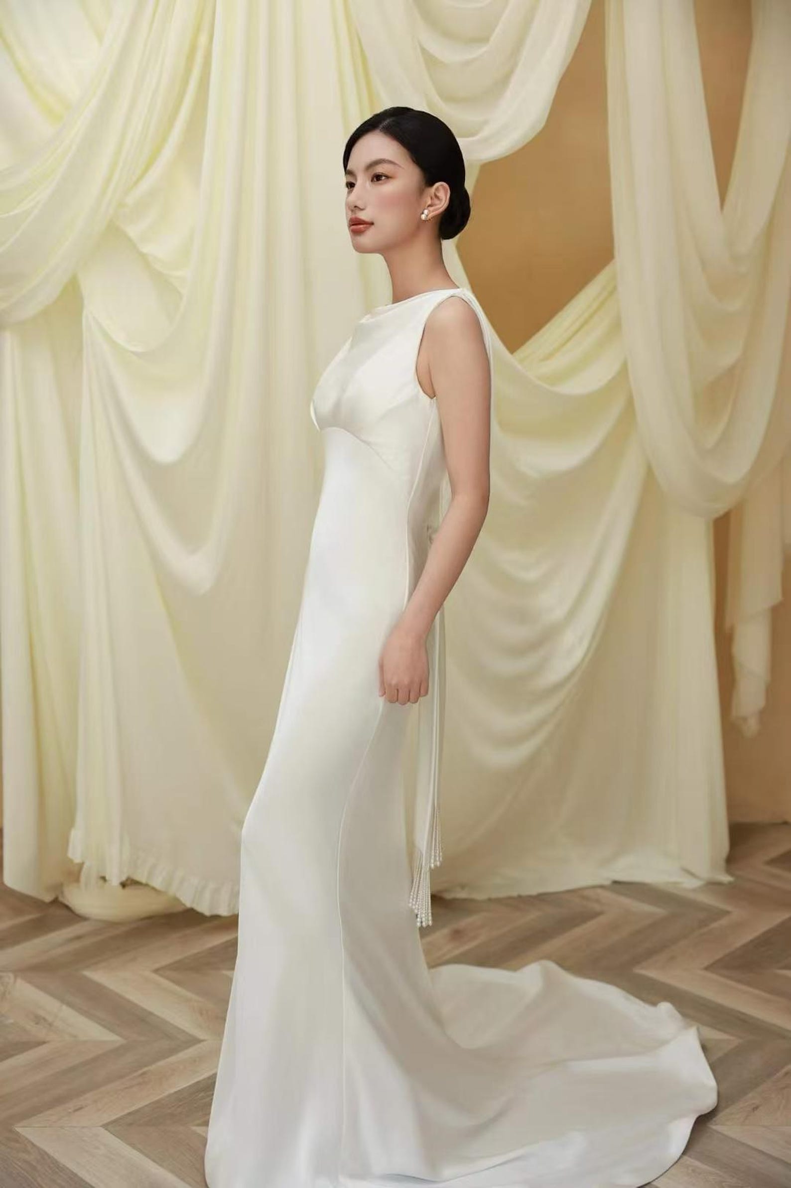 Matte Satin Mermaid Wedding Gown，Boat Neck，Low Back Draped Bow，Pearl Tassel Train，Sleeveless Minimalist Bridal Dress