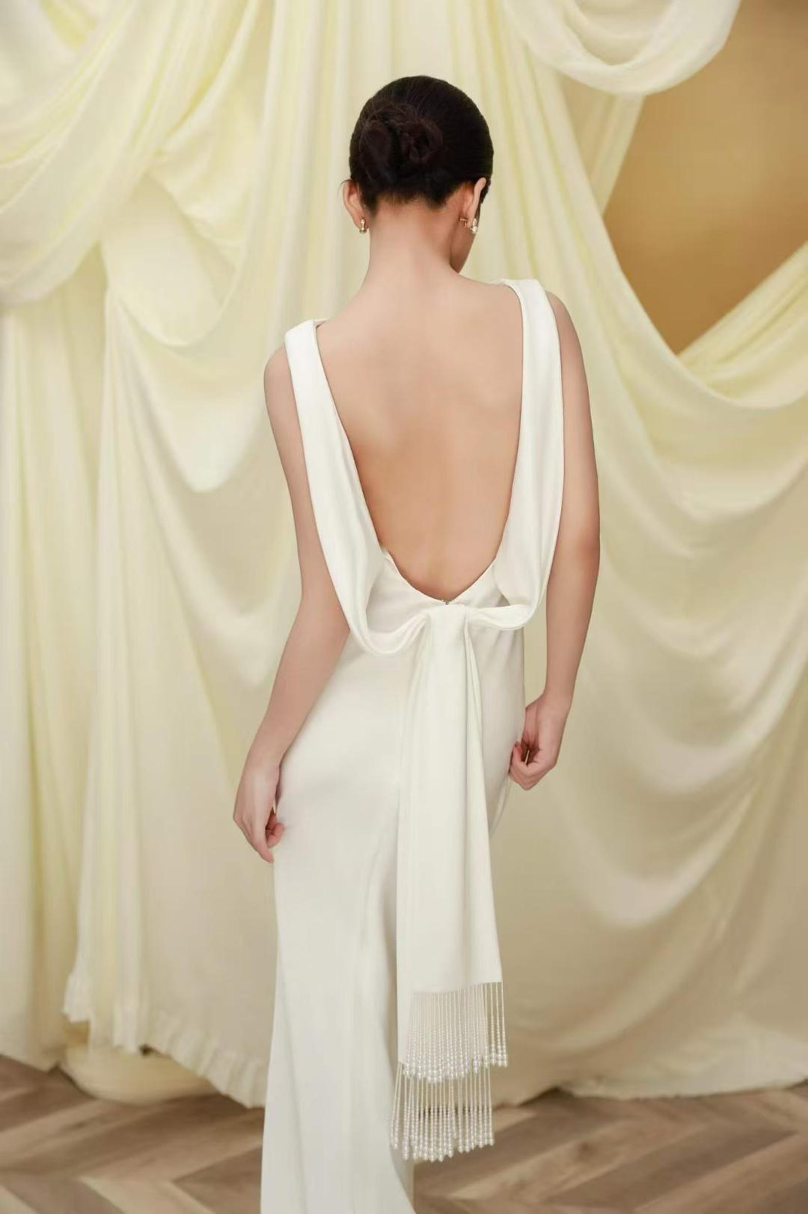 Matte Satin Mermaid Wedding Gown，Boat Neck，Low Back Draped Bow，Pearl Tassel Train，Sleeveless Minimalist Bridal Dress
