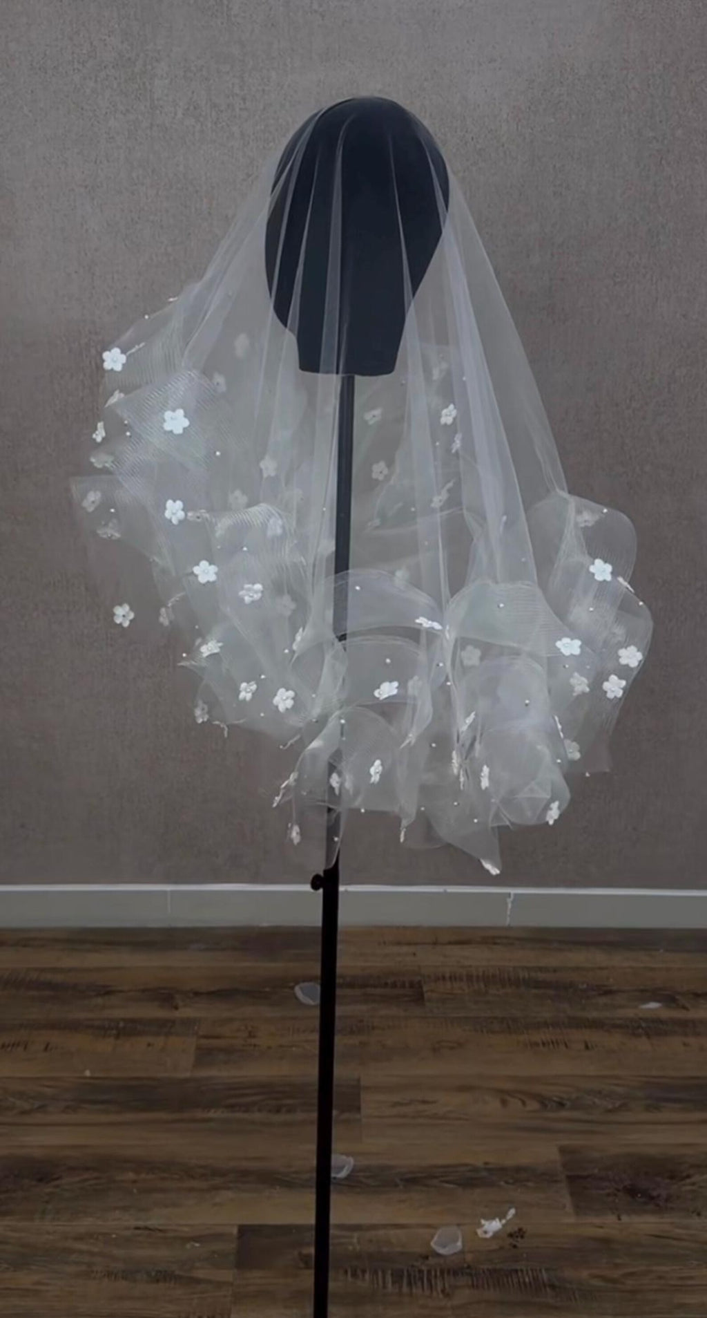 3D Floral Ruffled Bridal Veil, Short Puffy Tulle Wedding Veil With Appliqué Flowers & Beads