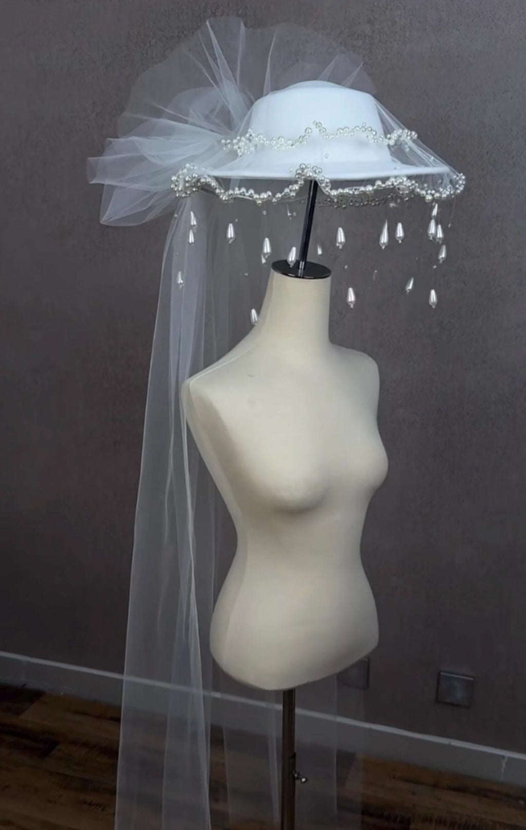 Vintage White Bridal Hat, Pearl Wreath Tassel Headpiece With Long Sheer Tulle Veil, Wedding Fascinator for Bridal Photoshoot
