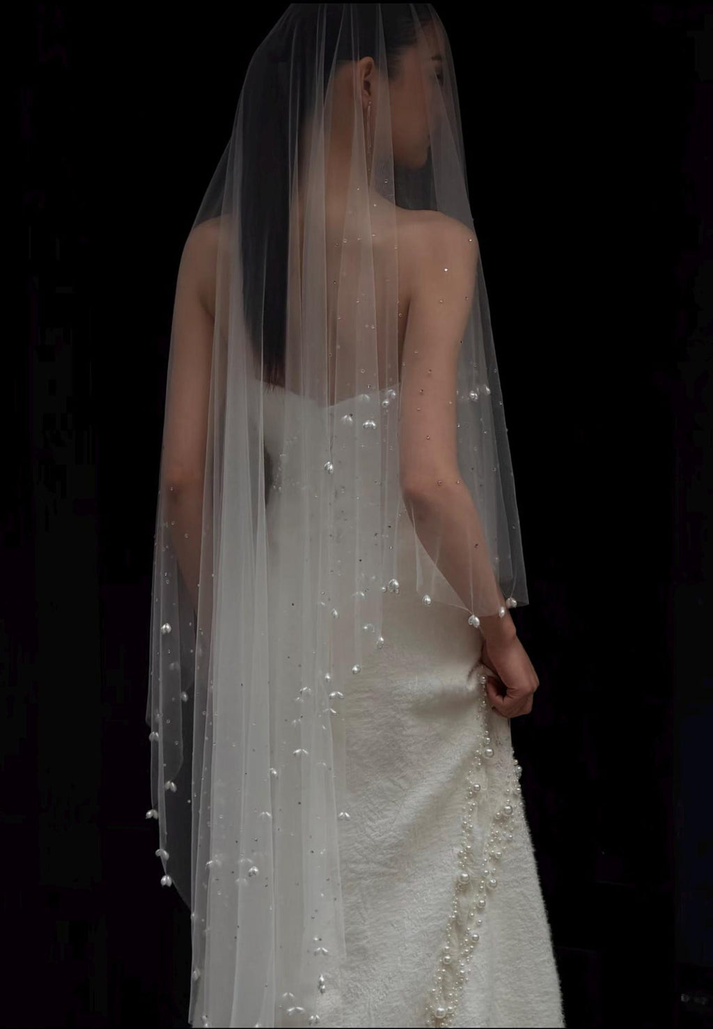 Minimalist Sheer Tulle Wedding Veil, Scattered Crystals & Teardrop Pearl Trim Bridal Veil, Short Fingertip Beaded Veil for Bridal Photoshoot
