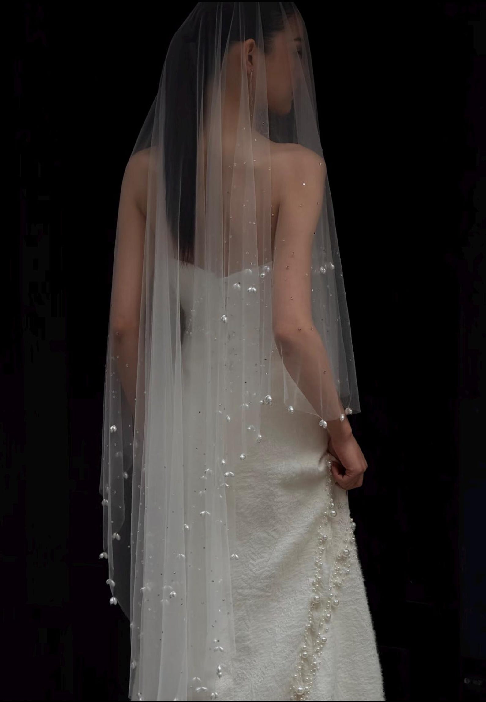 Minimalist Sheer Tulle Wedding Veil, Scattered Crystals & Teardrop Pearl Trim Bridal Veil, Short Fingertip Beaded Veil for Bridal Photoshoot