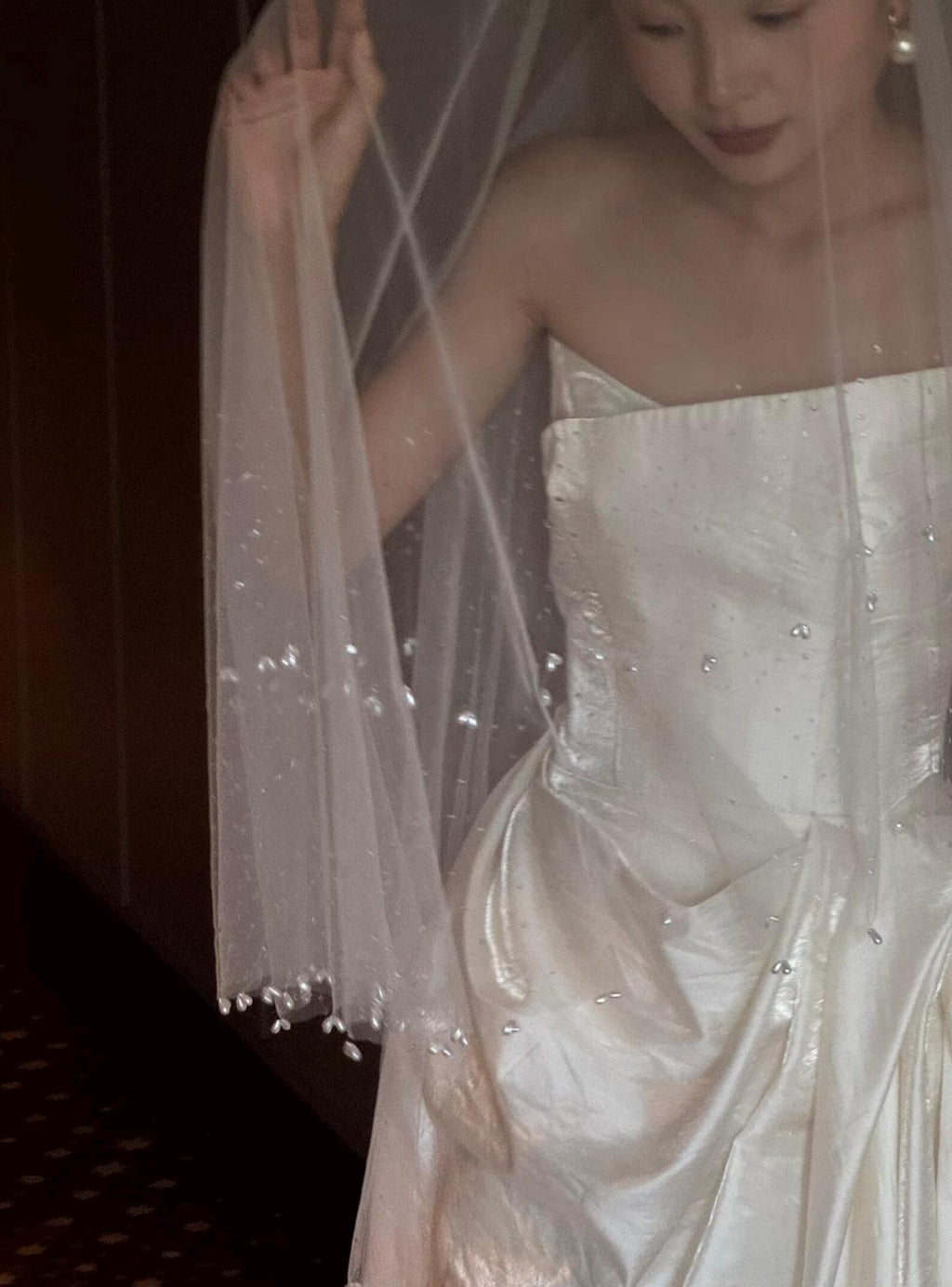 Minimalist Sheer Tulle Wedding Veil, Scattered Crystals & Teardrop Pearl Trim Bridal Veil, Short Fingertip Beaded Veil for Bridal Photoshoot