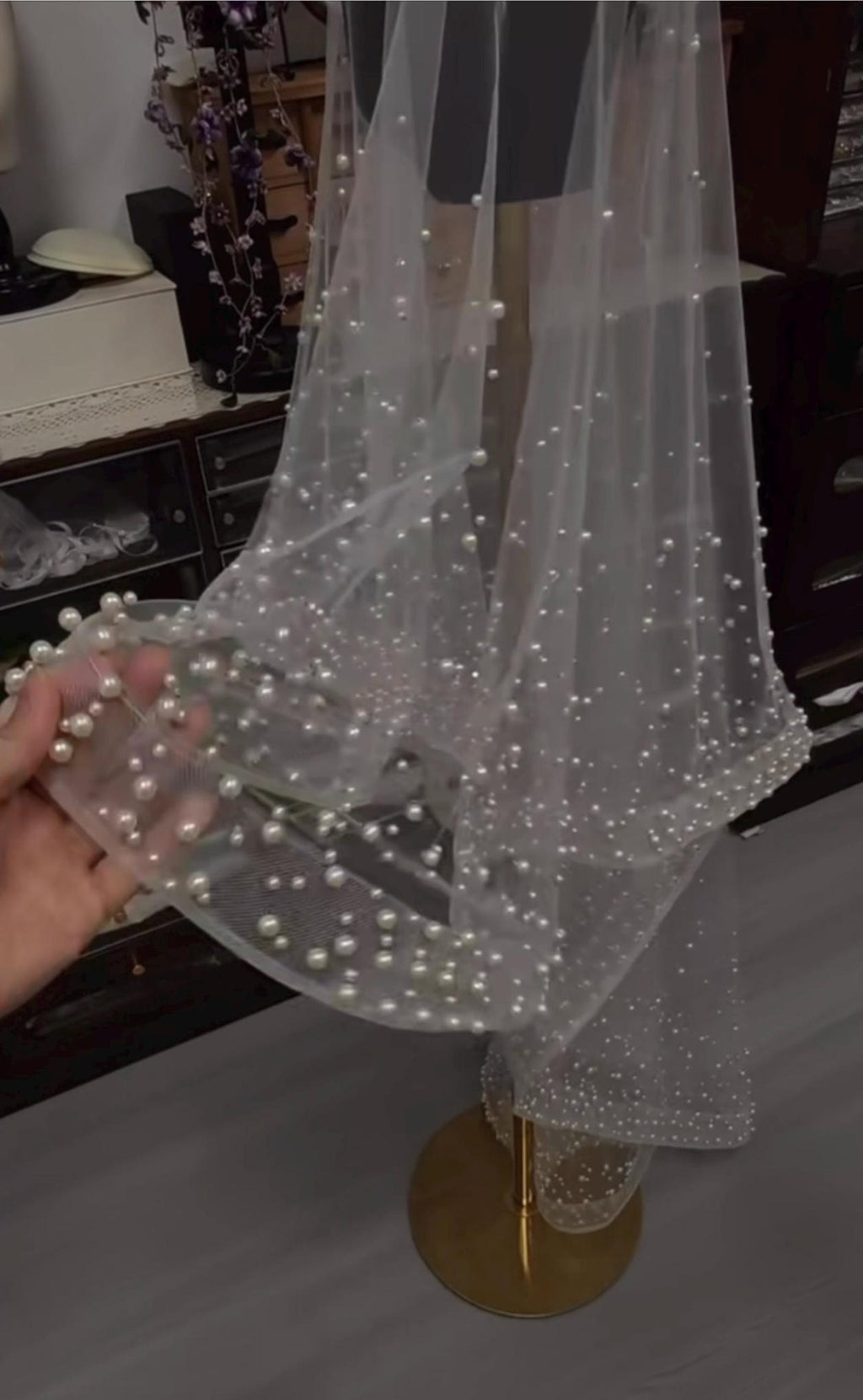 Scattered Pearl Wedding Veil, Dotted Pearl Tulle Bridal Veil, Cascading Beaded Pearl Veil, Sparkly Pearl Edge Bride Veil with Comb