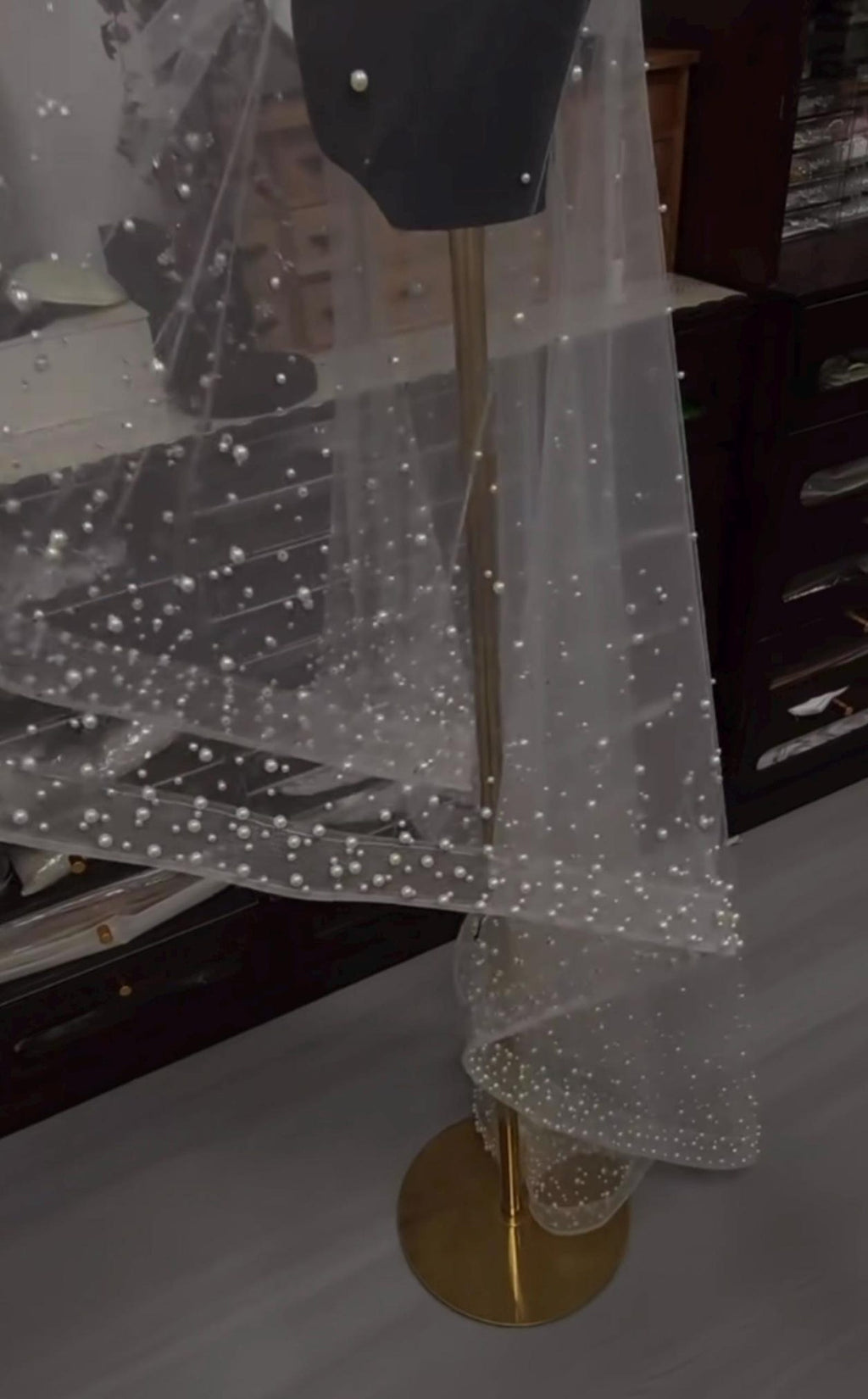 Scattered Pearl Wedding Veil, Dotted Pearl Tulle Bridal Veil, Cascading Beaded Pearl Veil, Sparkly Pearl Edge Bride Veil with Comb