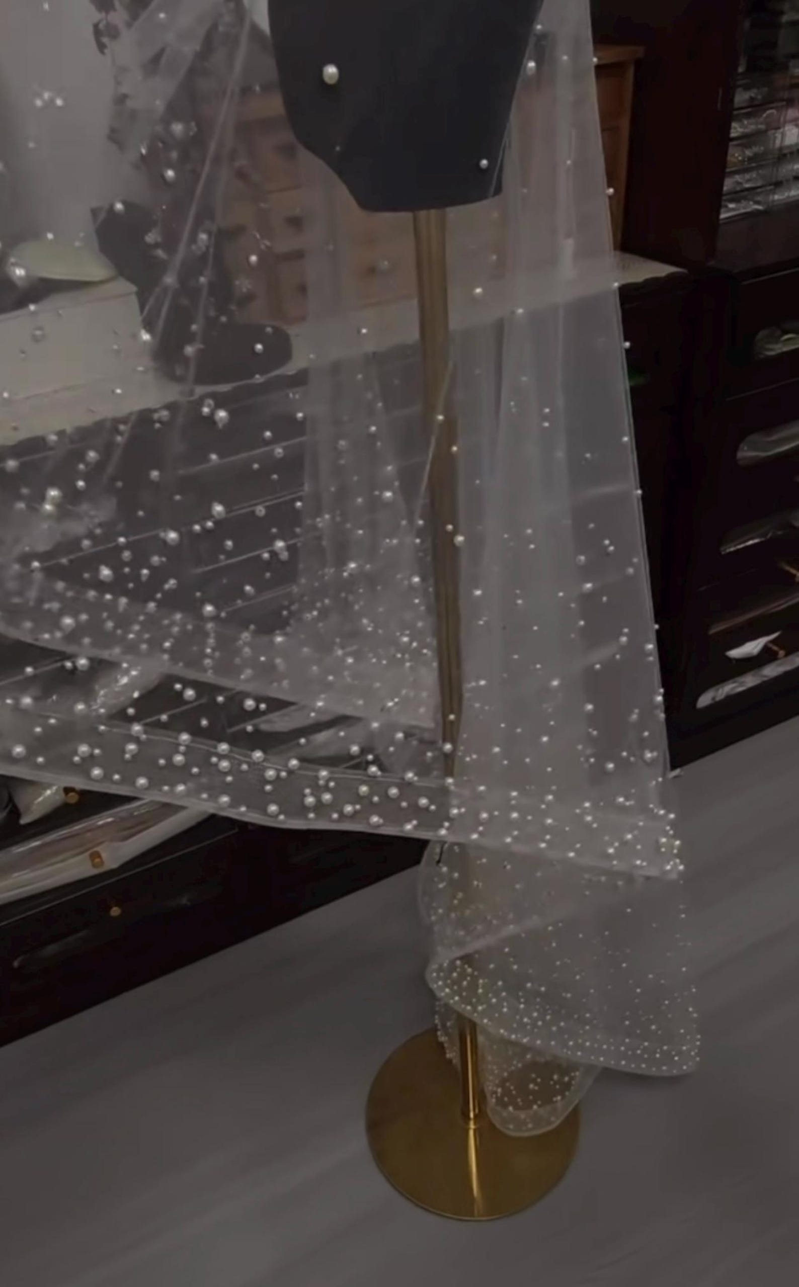Scattered Pearl Wedding Veil, Dotted Pearl Tulle Bridal Veil, Cascading Beaded Pearl Veil, Sparkly Pearl Edge Bride Veil with Comb