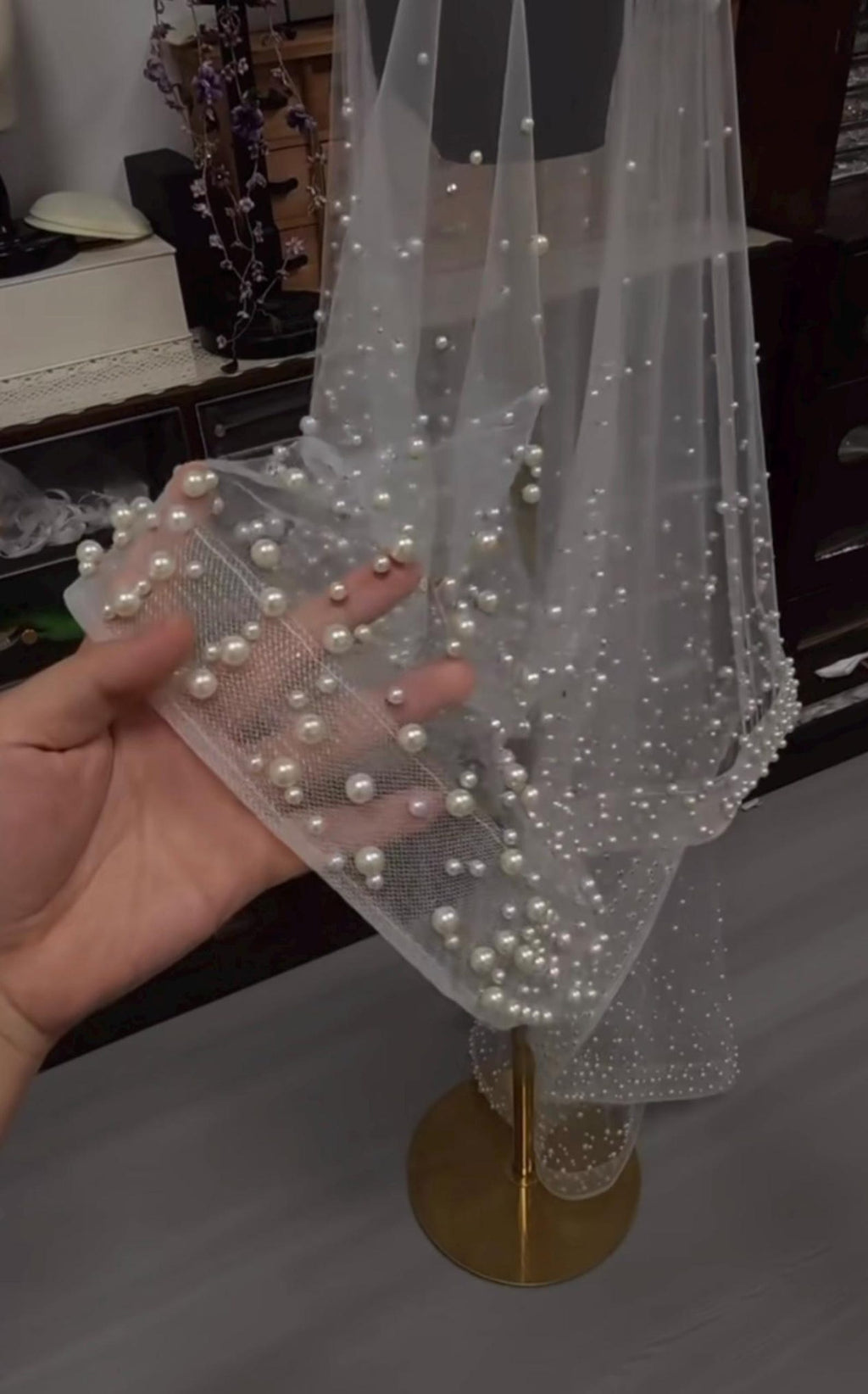 Scattered Pearl Wedding Veil, Dotted Pearl Tulle Bridal Veil, Cascading Beaded Pearl Veil, Sparkly Pearl Edge Bride Veil with Comb