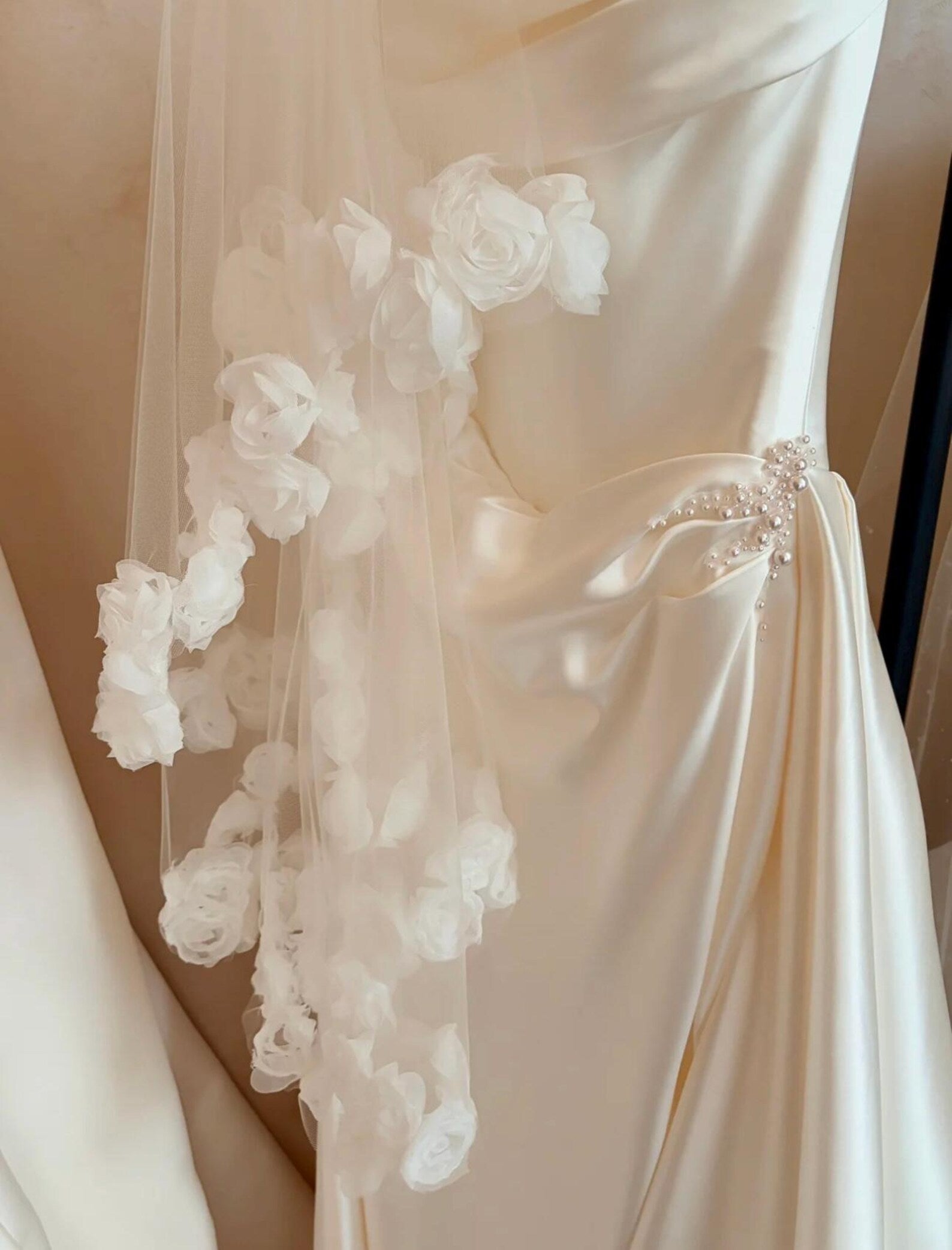 3D Floral Edge Wedding Veil, Handmade White Rose Flower Bridal Tulle Veil, Romantic Sheer Single Tier Bridal Veil for Wedding Ceremony