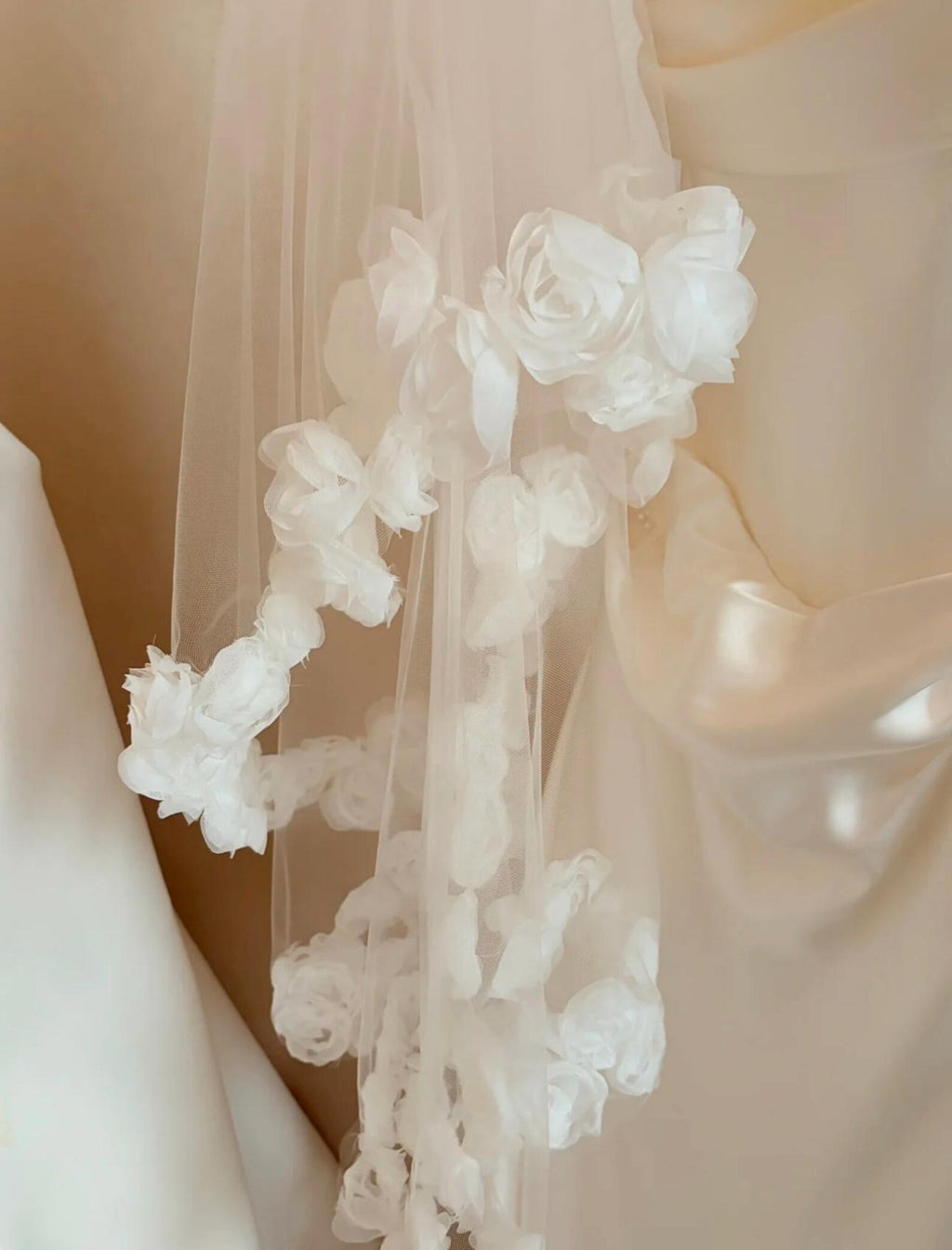 3D Floral Edge Wedding Veil, Handmade White Rose Flower Bridal Tulle Veil, Romantic Sheer Single Tier Bridal Veil for Wedding Ceremony