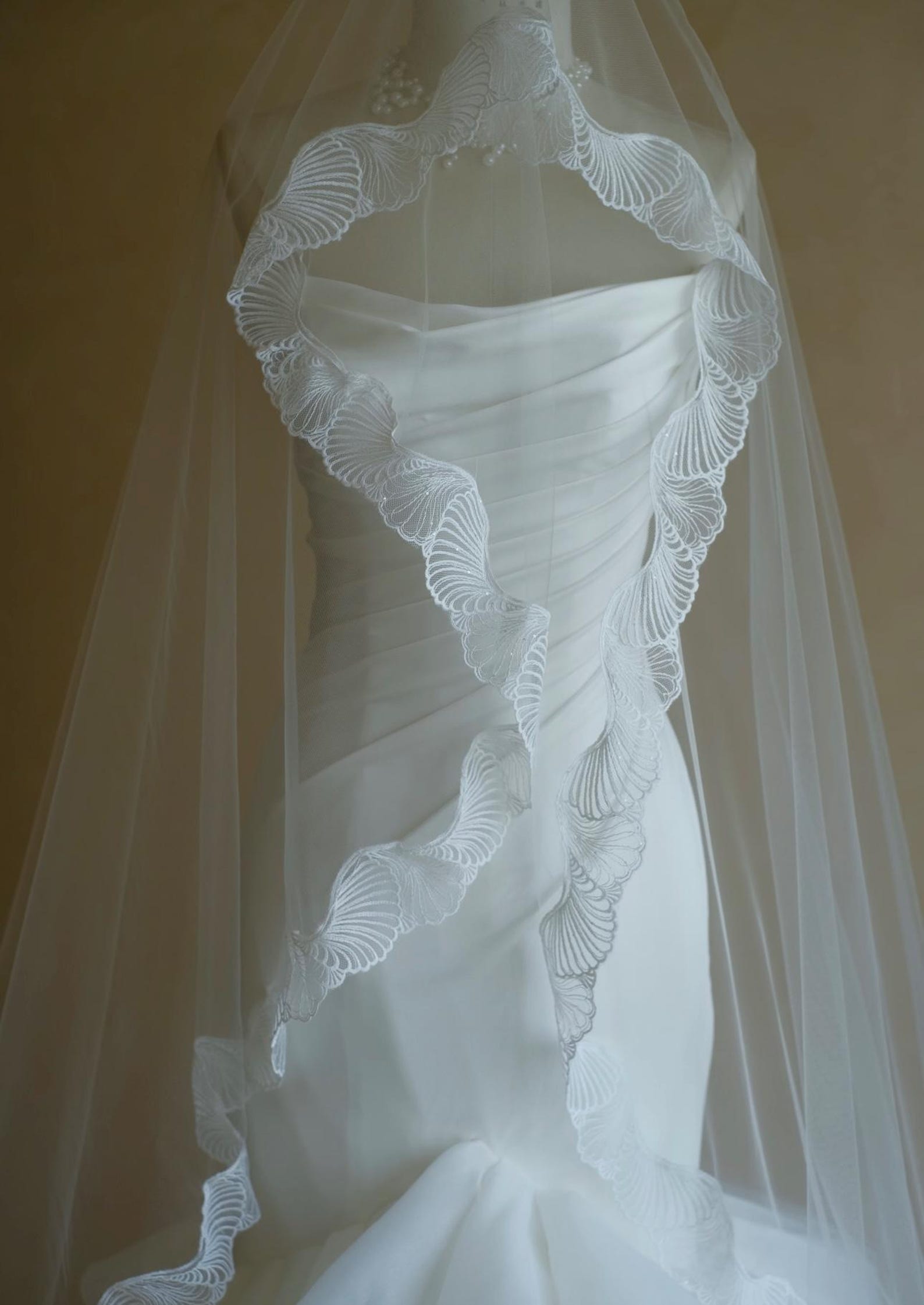 Wavy Scallop Fan Lace Edge Wedding Veil, Single Tier Sheer Tulle Bridal Veil, Vintage Romantic Trimmed Wedding Veil
