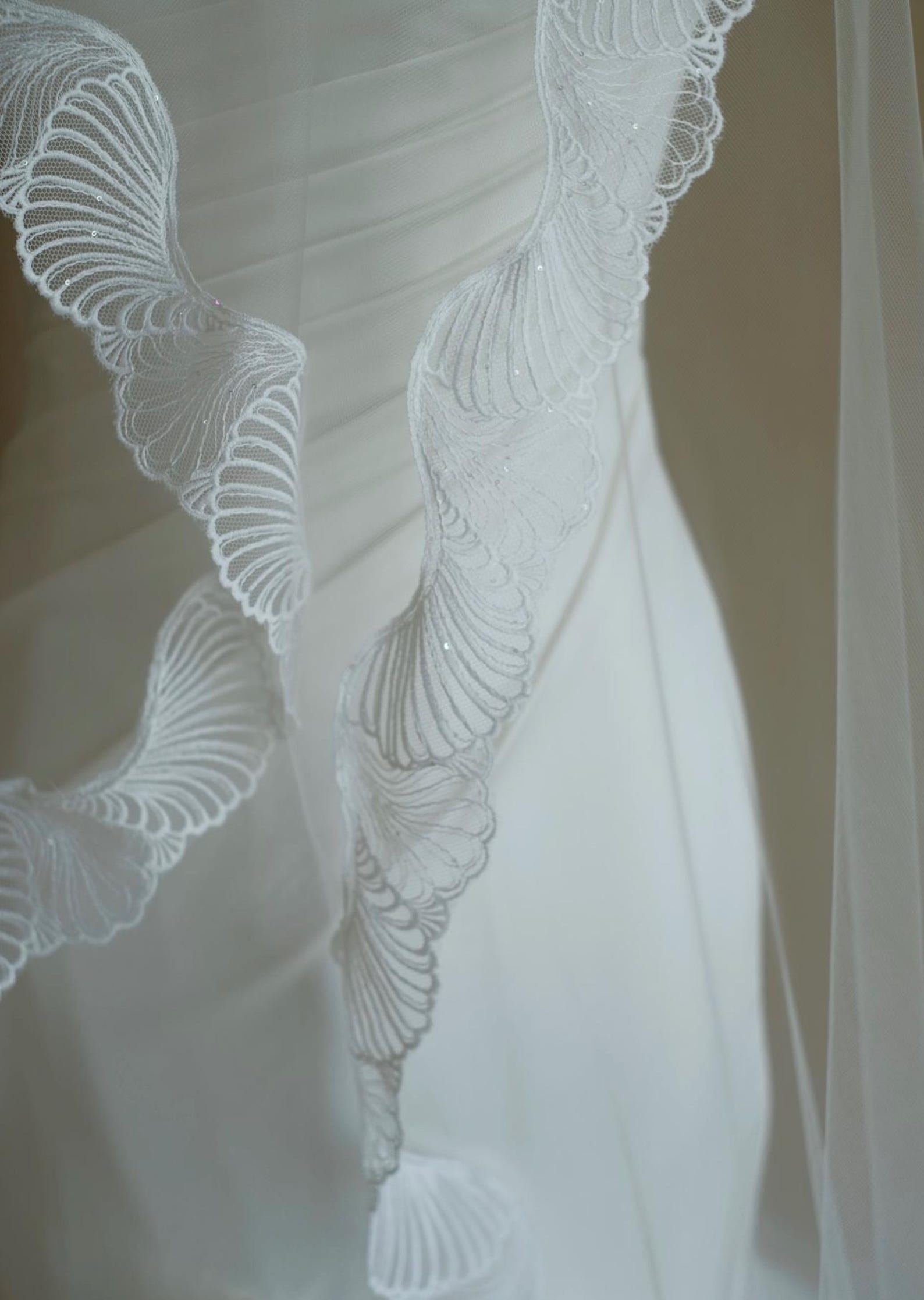 Wavy Scallop Fan Lace Edge Wedding Veil, Single Tier Sheer Tulle Bridal Veil, Vintage Romantic Trimmed Wedding Veil