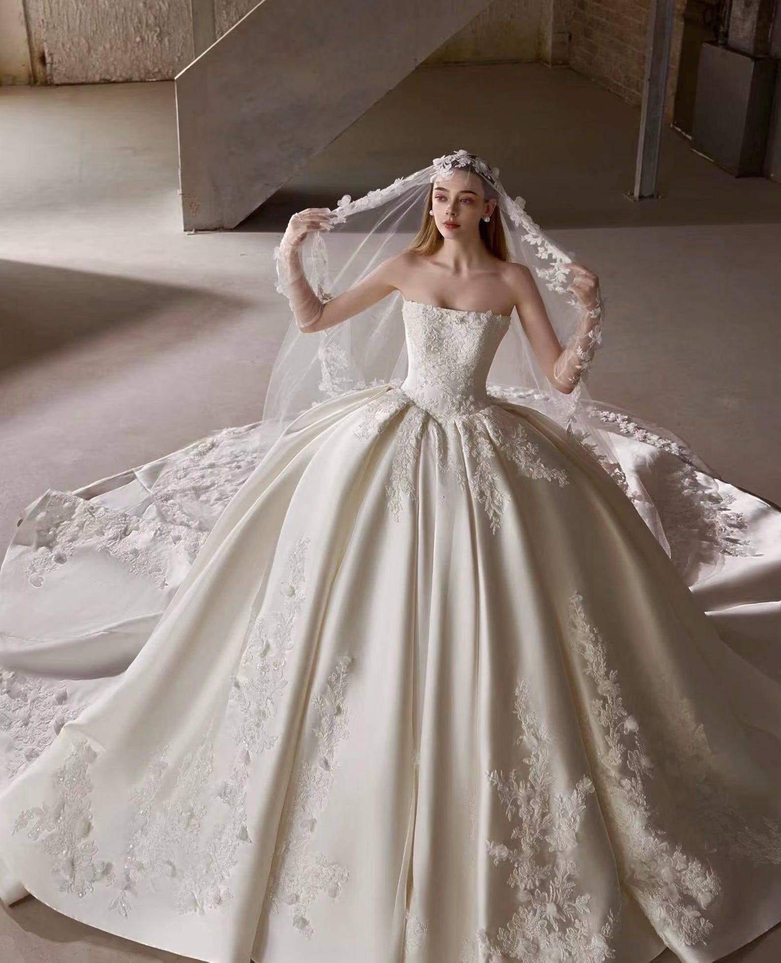 Satin Strapless Ball Gown Wedding Dress, Lace Appliqué Bridal Gown With Detachable Long Lace Gloves, 2M Train Luxury Wedding Gown