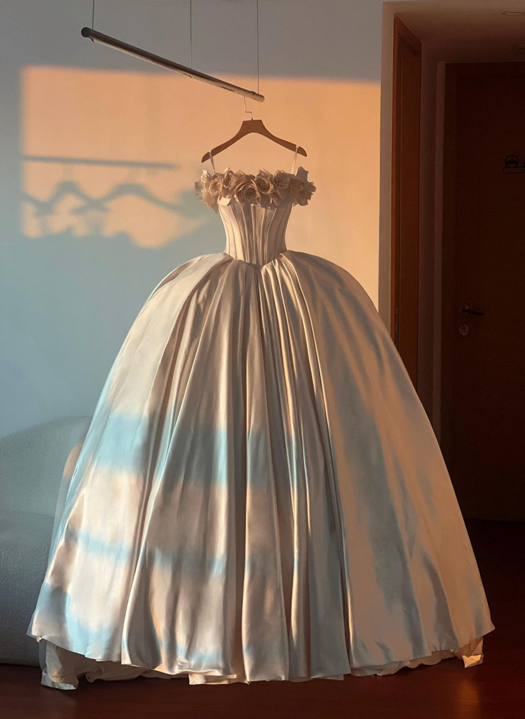 Luxury Off Shoulder Satin Wedding Dress 3D Handmade Flowers Corset Ball Gown Bridal Gown Ivory