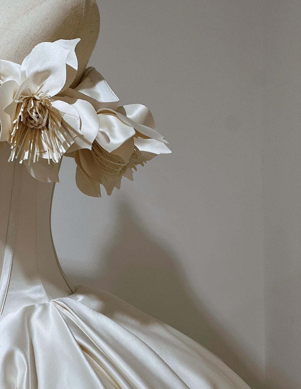 Luxury Off Shoulder Satin Wedding Dress 3D Handmade Flowers Corset Ball Gown Bridal Gown Ivory