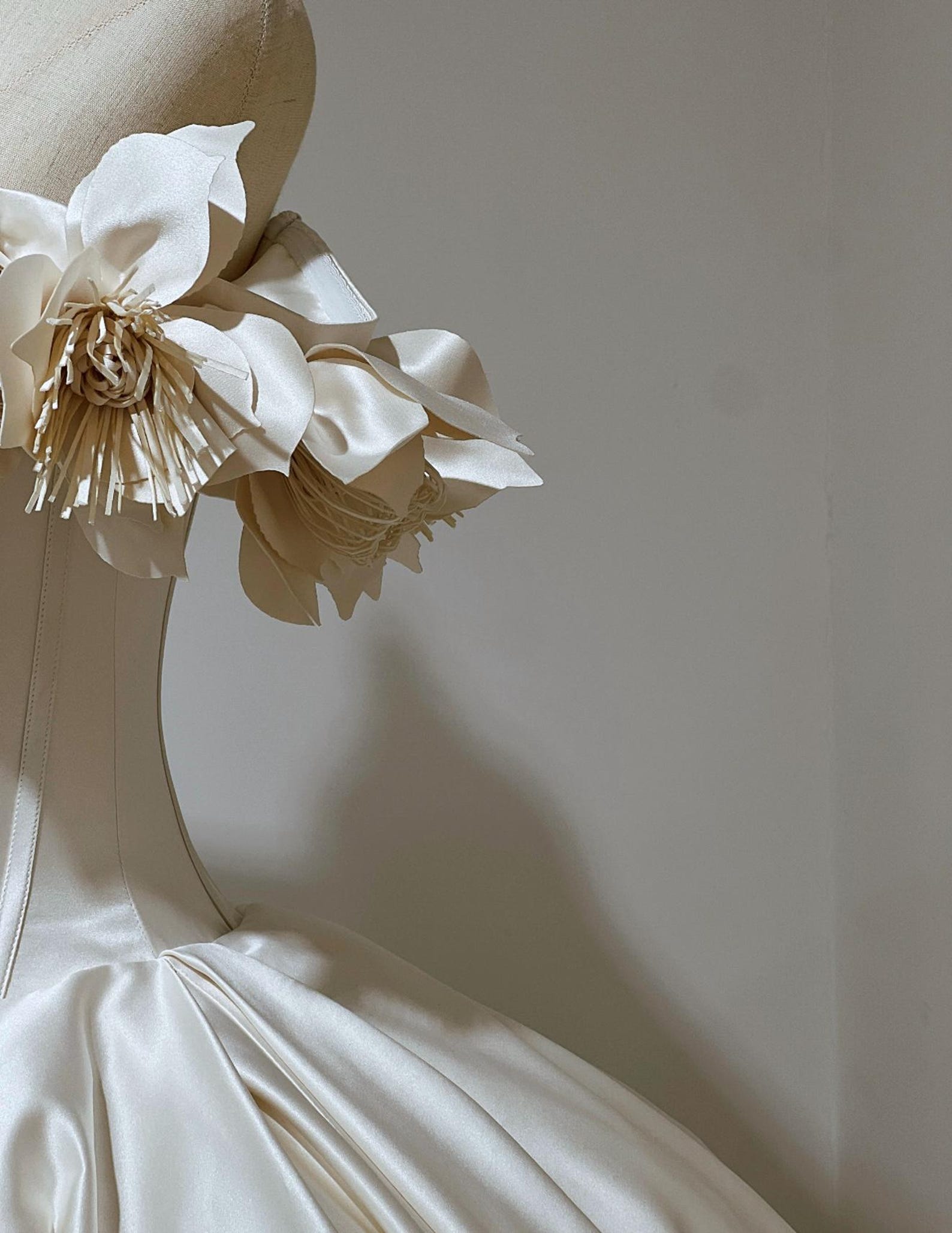 Luxury Off Shoulder Satin Wedding Dress 3D Handmade Flowers Corset Ball Gown Bridal Gown Ivory