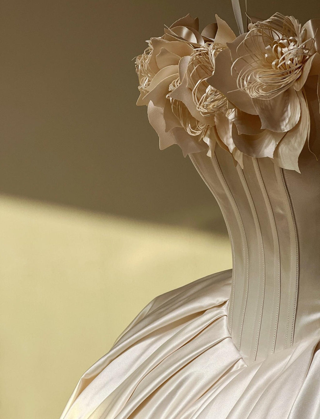 Luxury Off Shoulder Satin Wedding Dress 3D Handmade Flowers Corset Ball Gown Bridal Gown Ivory