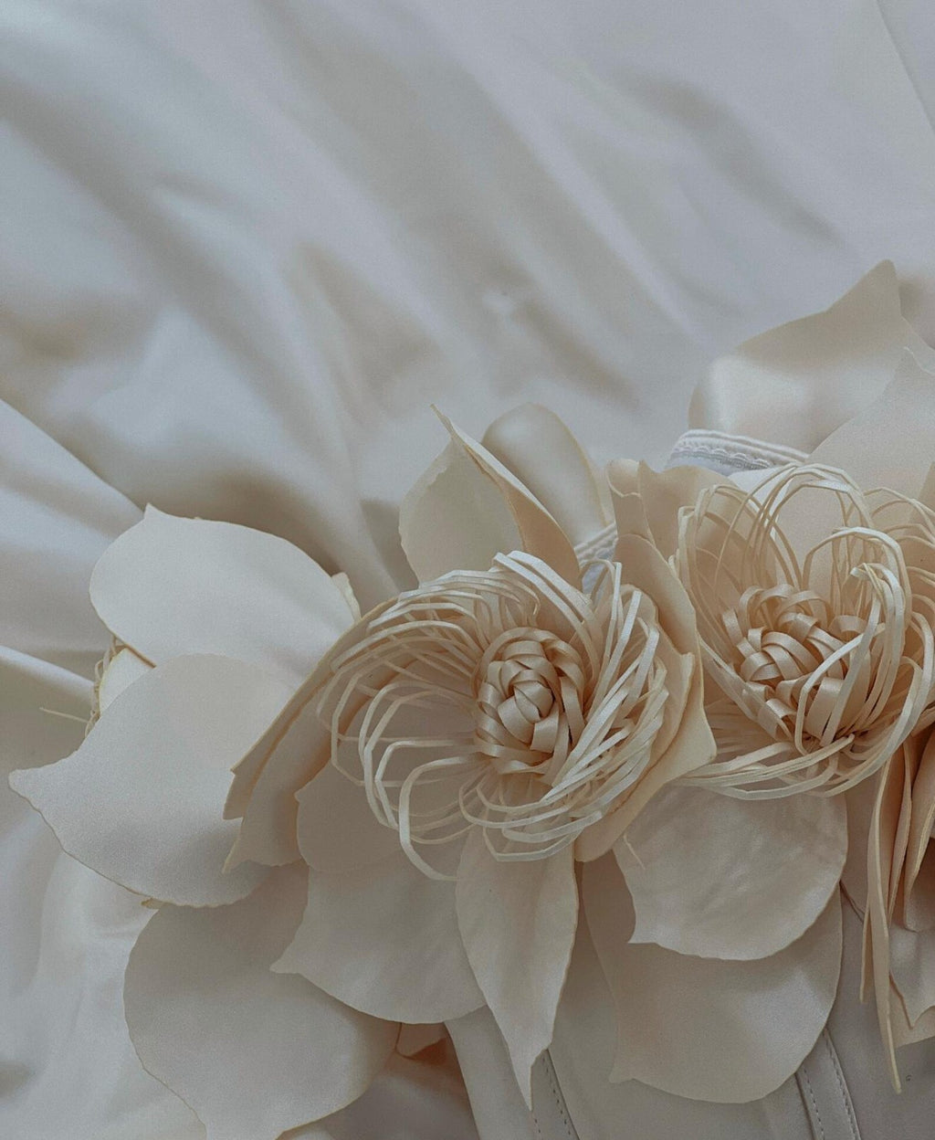 Luxury Off Shoulder Satin Wedding Dress 3D Handmade Flowers Corset Ball Gown Bridal Gown Ivory