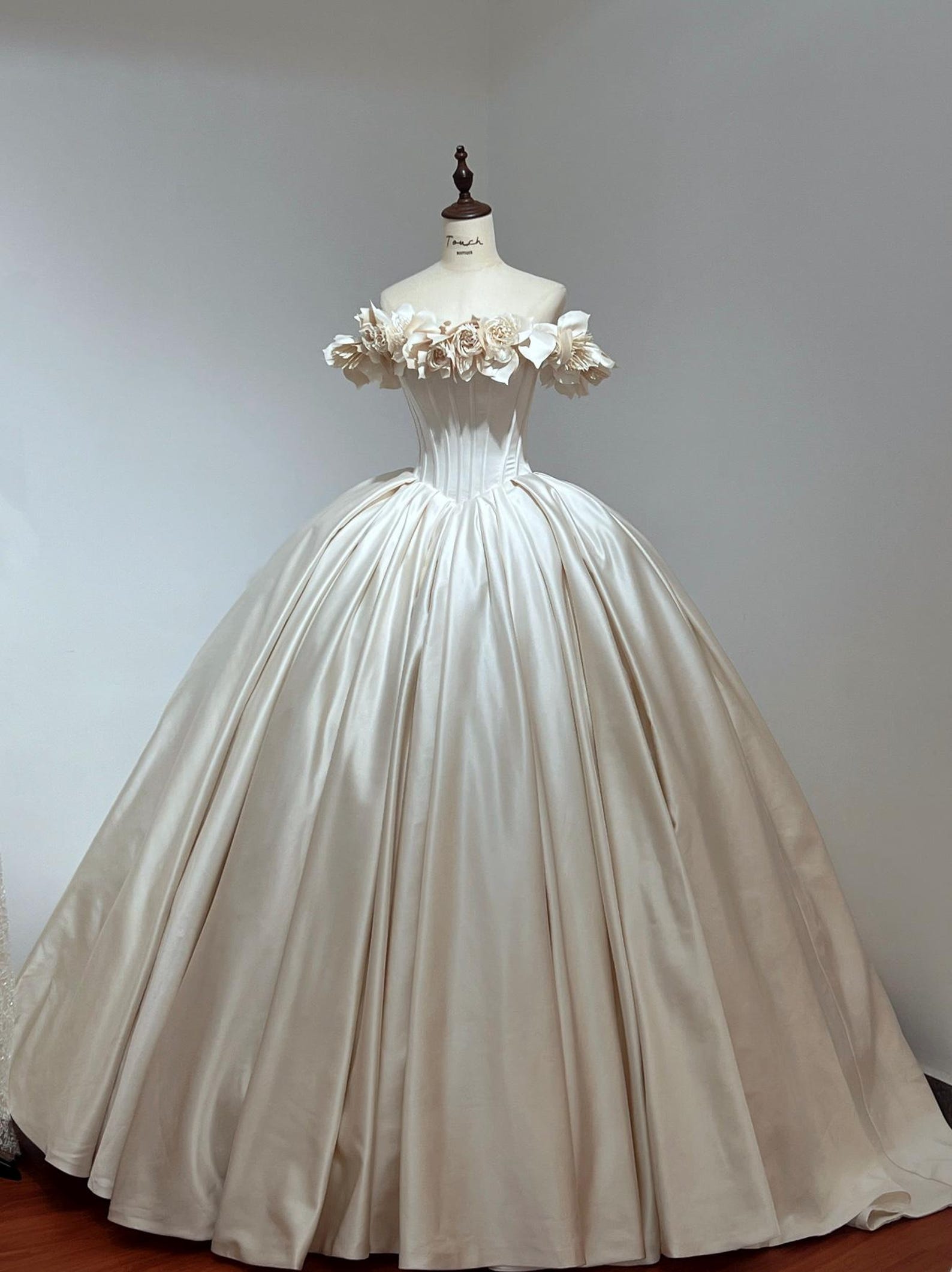 Luxury Off Shoulder Satin Wedding Dress 3D Handmade Flowers Corset Ball Gown Bridal Gown Ivory